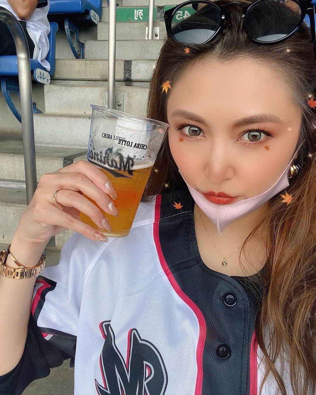 北川珠望のインスタグラム：「✯ ✯ ✯ マリーンズの試合今年はまだ1回しか行けて無いけど、もう1回位は行けるかな？ (🍁の加工で何故か鼻が茶色くなってしまったw) そして、3枚目の写真をTwitterに載せたらヤンキー感とか衰えたなとか酷い言われようwww うるせーw . . マリーンズドラフト指名、育成ドラフト指名終わったね。 どんな選手達なのか調べて勉強しよっと。 . . @chibalotte_official  #千葉ロッテマリーンズ #70周年チャンピオンシリーズ  #野球女子  #インスタ野球女子 #野球観戦 #⚾️ ✯ ✯ ✯」