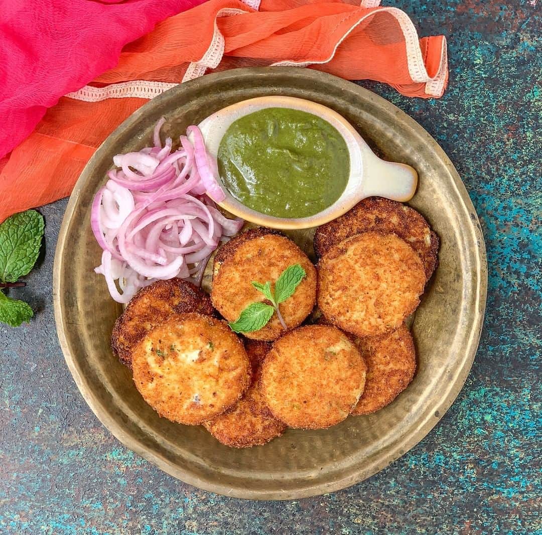 Archana's Kitchenさんのインスタグラム写真 - (Archana's KitchenInstagram)「Dahi Ke Kebab is a lip smacking Mughlai Appetizer that is creamy on the inside, crunchy on the outside, and absolutely delicious packed with flavours from saffron. Serve it along with pickled onions and pudina chutney as a perfect teatime snack :)  Get the recipe from the smart.bio link in my profile @archanaskitchen . . . . . . . . #recipes #easyrecipes #snacks #teatime #teatimesnacks #archanaskitchen #springrolls #cutlet #mushroom #mushroomrecipes #cutletrecipes #healthyeating #eatfit #cooking #food #healthyrecipes #foodphotography #recipeoftheday #comfortfood #deliciousfood #monsoonsnacks」10月26日 20時30分 - archanaskitchen