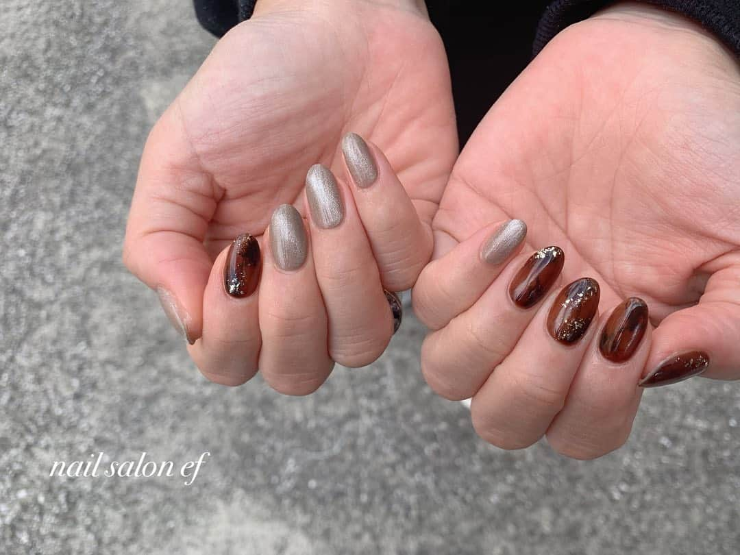 小森純のインスタグラム：「ネイル漬けな10月💅 @ef.nail  ・ 今日は朝から冷蔵庫がすっからかんなのに気がついた。 仕事だったんだけど、 ポカッと空いてた時間にスーパー行って買い出し🏃‍♂️！ ・ 全く気がつかなかった私はどうかと思う🙋‍♀️。 ・ とにかく頑張ろ。。 ・ #グラデーション#ニュアンスネイル#ニュアンスネイルデザイン#インクネイル #冬ネイル#秋ネイル#秋ネイルデザイン#ワンカラー#シンプルネイル#efネイル#efネイル石川町#efネイル石川町店#efネイルグループ#efネイルサロン#efネイル横浜#efネイル代々木上原店オープン#efネイル代々木上原#efネイル東京店#小森純#ギャラクシーネイル」