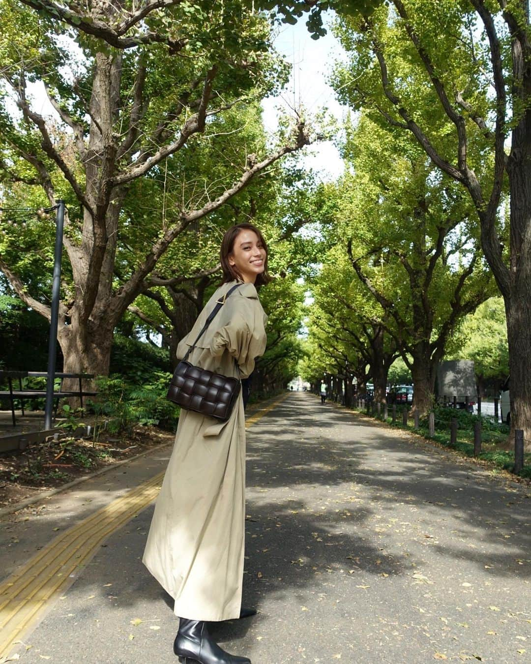 滝沢カレンさんのインスタグラム写真 - (滝沢カレンInstagram)「晴れた日は  一層に服が笑います。  笑わせにかかってくるかのように 楽しむ服がはしゃぐなら 当本人はもっともっと楽しくなるんです♡  雨の日も好きですが、 晴れに勝てるお天気は まだ探せていません。  まるでお客様のような草木に見られながら、歩く日には太陽であってほしいのかもしれません。  いつか天気が増えたとき、 服はなんていうのでしょう。」10月26日 20時24分 - takizawakarenofficial