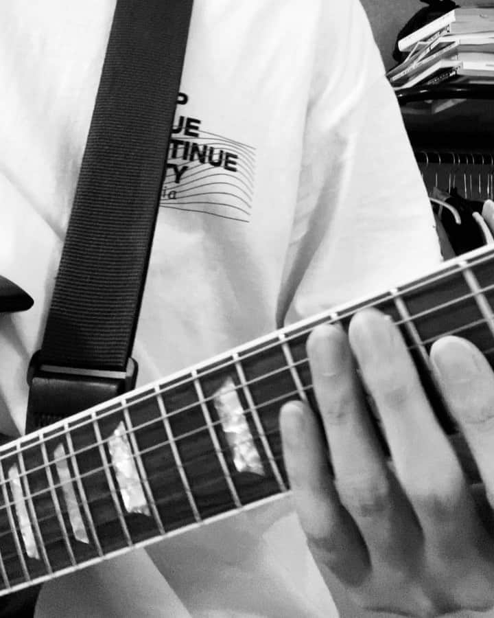 小野武正のインスタグラム：「今宵も #KEYTALK から一曲クイズ形式でお送りする #わしつなぎ 勝手に定着してますが答えは11月にまとめて出しますよ〜！ それにしてもガッシュにハマりまくってからのアニメのオープニング、カサブタにもバチくそハマって抜けられないです、わしです、最高だなあ、またDJやるタイミングあったら絶対流したい🥺」