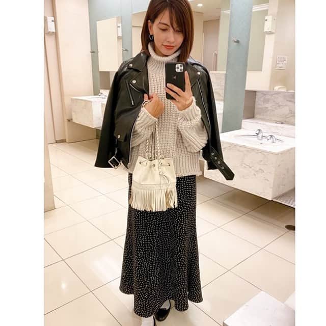 黒宮ニイナのインスタグラム：「先日、寒かった日のコーデ✨  おニューのライダース初おろし😆🖤 大切に長く着たくてずっと狙っていた Beautifulpeople×United Arrows の💕 秋のアウターって何着たらいいか分からなくなるけどこれは大正解💯  下に着てるのは大好きすぎるニット🧶この前H&Mで一目惚れした話題のチャンキーニット☺️ 他にも気になる色があったけど、そんなに人気だと知らずに1色しか買ってなくてやっぱり欲しいと思ったらもう売り切れ😂 長めのシャツ合わせやパンツでも合いそう💕  早くもニットばっかり着てるから真冬どうしたらいいの😅  #ママ #2児ママ #2人育児 #兄妹ママ #男の子ママ #女の子ママ #今日のコーデ #ママコーデ #30代コーデ #30代ファッション #ライダース #ライダースジャケット #ビューティフルピープル #チャンキーニット #beautifulpeople #hm #jandmdavidson #mama #mamacoordinate #mamafashion #mamalife」