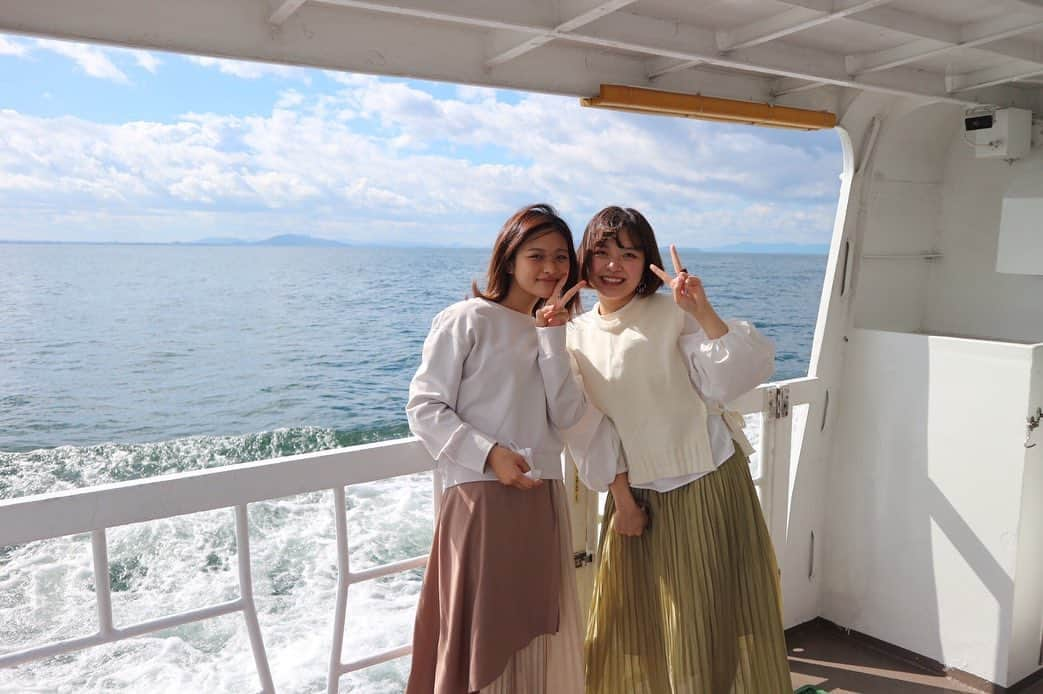 石井美音奈さんのインスタグラム写真 - (石井美音奈Instagram)「滋賀県竹生島へ🛥 昔HNKの大河ドラマ「江」に出て来てて、一度行ってみたかった場所！凄く歴史の古い所だよ 長浜から船で30分ほど💁🏻‍♀️  みんなでお出かけ楽しすぎ❤︎ いとことおばあちゃんとパシャリ🤳  #滋賀県 #滋賀県観光 #竹生島 #竹生島クルーズ #竹生島神社  #船 #クルーズ #クルーズ船」10月26日 20時26分 - mionaishii