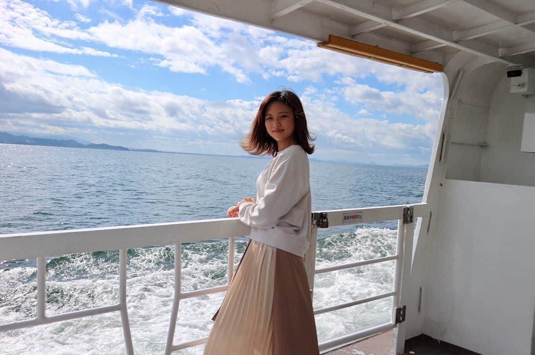 石井美音奈のインスタグラム：「滋賀県竹生島へ🛥 昔HNKの大河ドラマ「江」に出て来てて、一度行ってみたかった場所！凄く歴史の古い所だよ 長浜から船で30分ほど💁🏻‍♀️  みんなでお出かけ楽しすぎ❤︎ いとことおばあちゃんとパシャリ🤳  #滋賀県 #滋賀県観光 #竹生島 #竹生島クルーズ #竹生島神社  #船 #クルーズ #クルーズ船」