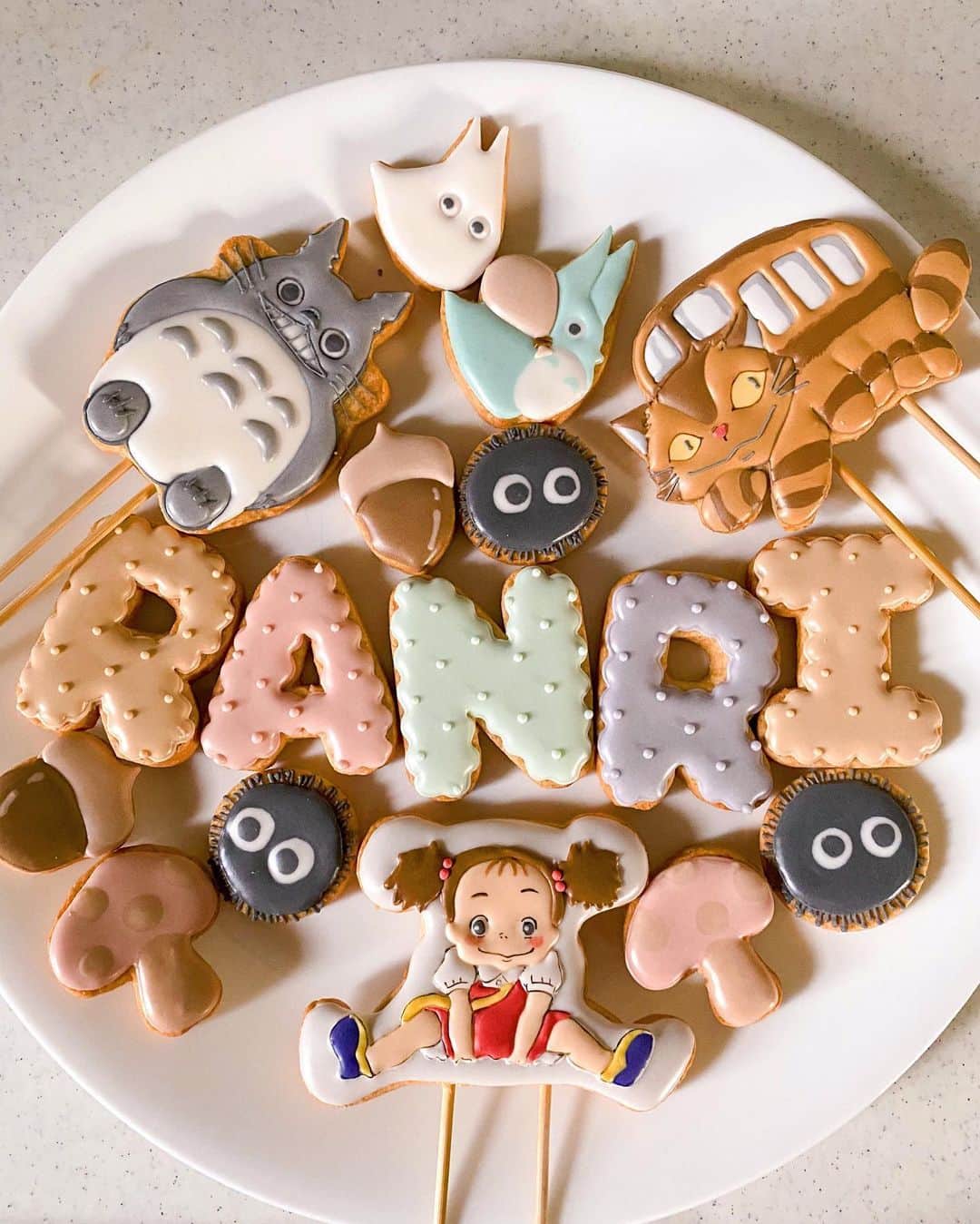 高橋菜摘のインスタグラム：「#birthdaycake ❷ . . 娘が1歳半頃からハマりだした となりのトトロ🤍 私も小学生の時学校から帰ってきて 毎日観てた時期があったな〜 . なので#2歳バースデーケーキ は 迷わずトトロにしました。 トトロが上手な作家さん @maiko.iyo さんに依頼🤍 トトロ以外のキャラも すごく上手だから覗いてみて〜🌼 . カラーとかキャラとか あーして欲しいこーして欲しいって オーダーさせてもらったんだけど 全部聞いてくださった上に 私の好きそうな色にしてくれて なおかつ @madeby_coyuri ちゃんの クッキーにもぴったりの相性🤍 . このケーキを出した時 娘は想像以上に大興奮っっ🎂 トト！トト！トト！ ってずーっと言ってました💗 大成功〜🙆‍♀️ @sweetspipipi の2段ケーキだから このお城みたいなレイアウトが出来たね❤︎ 可愛いモノとか興味のない さすがの @isao_seki も大興奮🤣笑 そうだった #ジブリ好き  一生見てられる気持ちが強すぎて どうにかレプリカにならないかな😭 素敵な作家の皆様 ありがとうございました💓 . . .  #2歳 #2歳女の子 #女の子ママ #女の子 #誕生日ケーキ #トトロケーキ #トトロ #アイシングクッキーオーダー #クッキー #となりのトトロ #女の子コーデ #ドレス #コドモノ #ベビフル #親バカ部 #ママリ #icingcookies #birthday #2yearsold  #birthdaycake #anniversary #babygirl #girl #cookie #tonarinototoro #party」