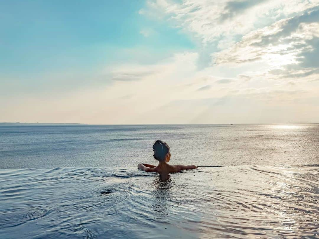 吉松育美さんのインスタグラム写真 - (吉松育美Instagram)「What an amazing hotspring pool🙏🙏🙏 . Right inside my room over long the bay🙌❤️ . いやーもう一回入りたい✨というか眺めたい🙏💕 . 大分ということを忘れちゃう😇 . . . #大分 #別府 #青海 #amaneresortseikai #amaneresort #アマネム #アマネリゾート晴海 #旅館 #リゾート #バリ風 #最高なホテル #ryokan #beppuonsen #kyushu #九州を盛り上げたい #九州 #吉松育美 #ikumiyoshimatsu」10月26日 20時30分 - ikumiyoshimatsu