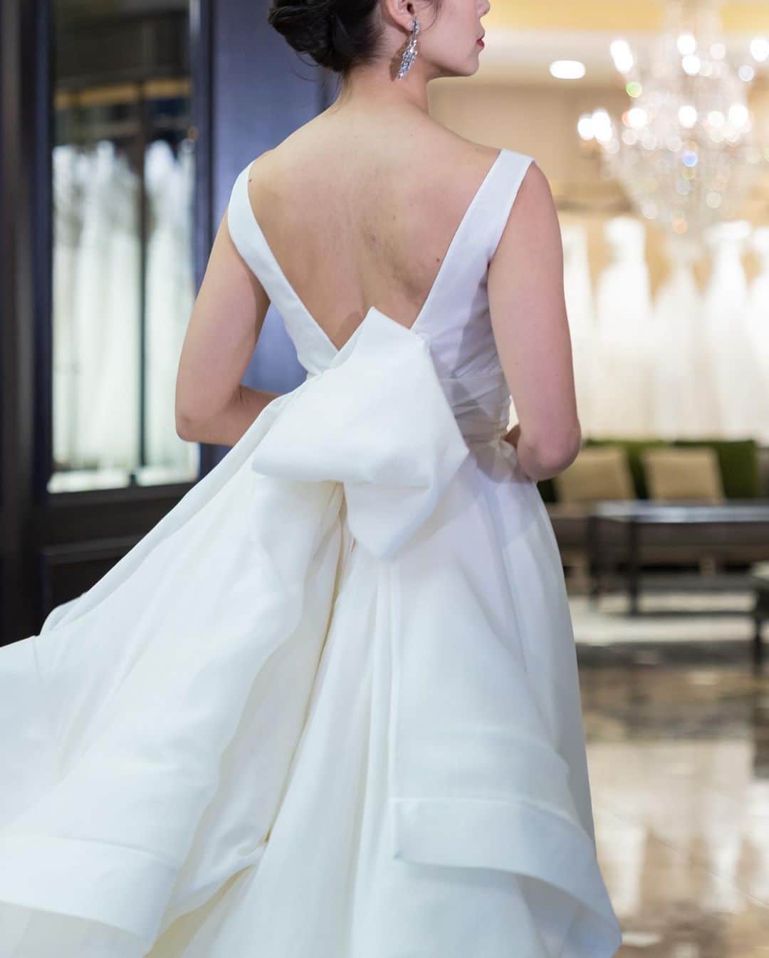 Dresses (ドレッシーズ)さんのインスタグラム写真 - (Dresses (ドレッシーズ)Instagram)「【ANTONIO RIVA】式場別おすすめドレス♡ 花嫁さま支持率No.1のブランド ANTONIO RIVA(アントニオリーヴァ)。 こちらではスタイリッシュな会場におすすめのドレスをご紹介します！  その他antoniorivaのドレスは #antonioriva_dresses よりご覧いただけます。   ドレスのお問い合わせは@dresses_weddingdress にDM💌 Dresses割引ございます!! ※諸条件あります お気軽にお問い合わせくださいませ。 ------------------------- ドレスは絶対に後悔したくない方の為の結婚式場紹介サービス始めました！  #ドレス選びから始める結婚式場探し @dresses_weddingdress のInstagramに掲載している #antonioriva や #mirazwillinger など、インポートウェディングドレスがお得になります✨ おしゃれな花嫁様のための式場紹介サービスです♡  ・紹介会場一覧▶@dresses_weddingdress Top のURLより ・Instagram▶ @dresses_concierge  ドレスを後悔したくない方、好きなドレスをお得に着たい方、 @dresses_concierge へDMにてお気軽にお問い合わせください♡ *⠀⠀ #アントニオリーヴァ  #バッグトレーン #クラシカルドレス #スタイリッシュドレス #モダンドレス #シルクドレス #サテンドレス #プリンセスライン #Aラインドレス #2021婚 #2021春婚 #2021夏婚」10月26日 20時40分 - dresses_weddings