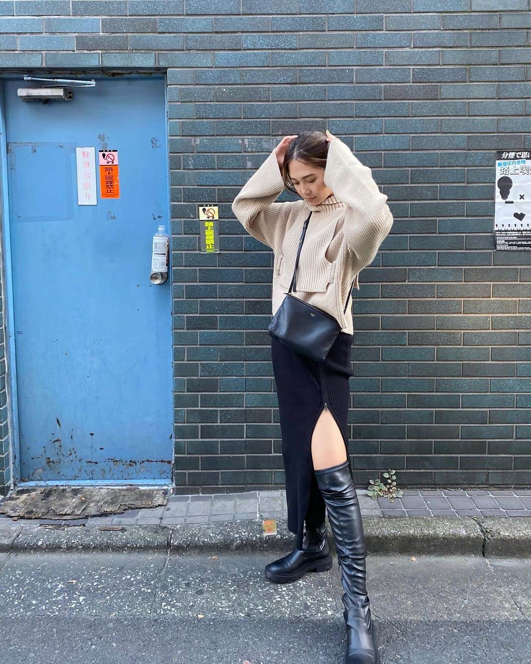 山崎まきこのインスタグラム：「お気に入りすぎるリブニットセパレートドレス、blackが少量入荷してます！ そして @mullerofyoshiokubo_official のかわいすぎるニットおろしました💘」