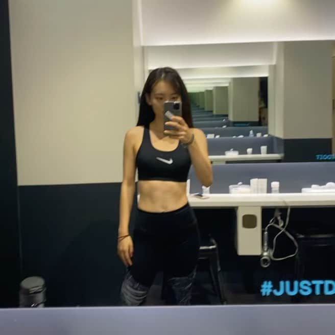 青山舞莉のインスタグラム：「来年ハワイ行く時までにはかっこいい人になりたいの。 毎日ジム生活充実　けど勉強やばいかも、、 #ミーの毎日」