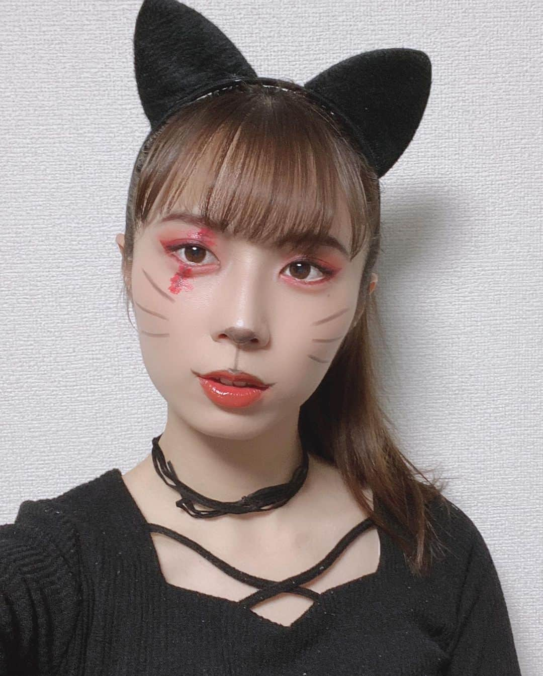 澤田侑里さんのインスタグラム写真 - (澤田侑里Instagram)「ネコのオフショ🐈💕  みんなメイクするもんやと思ってたらフィルター使ってるから私のガチメイク見てほしい😂  本番まであと6,7日？早い…頑張る💪  #ミスコン #ハロウィン仮装 #ハロウィンメイク #猫メイク」10月26日 20時35分 - yuri___sawada