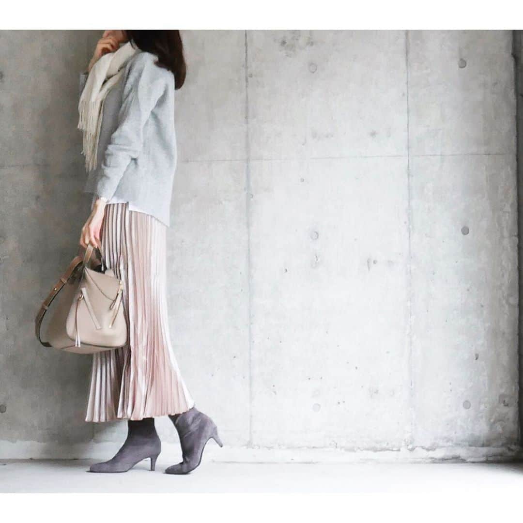 htrkmkのインスタグラム：「【種類が増えて大歓喜！UNIQLOスフレヤーンシリーズ】  ╭☞イラスト解説はswipe╭☞  ふわふわで、柔らかくて きっちりし過ぎず、ラフすぎず 可愛いし使い回しやすいし 去年大活躍だったスフレヤーンニット！  今年は種類が増えて どれも可愛い…欲しい… 早くお店に行って試着したいです♪  ***  toos @uniqlo  skirt @rakutenichiba.fashion  boots @outletshoes_official  bag @loewe   アイテム詳細は @htrkmk ブログまで  ***  #ユニクロニット族  #uniqloコーデ  #スフレヤーンモックネックセーター  #ユニクロニット  #ユニクロきれいめ部  #きれいめコーデ #ロエベハンモック #ハンモックバッグ #ショートブーツ  #ショートブーツコーデ  #サテンスカート #30代ファッション  #30代コーデ」