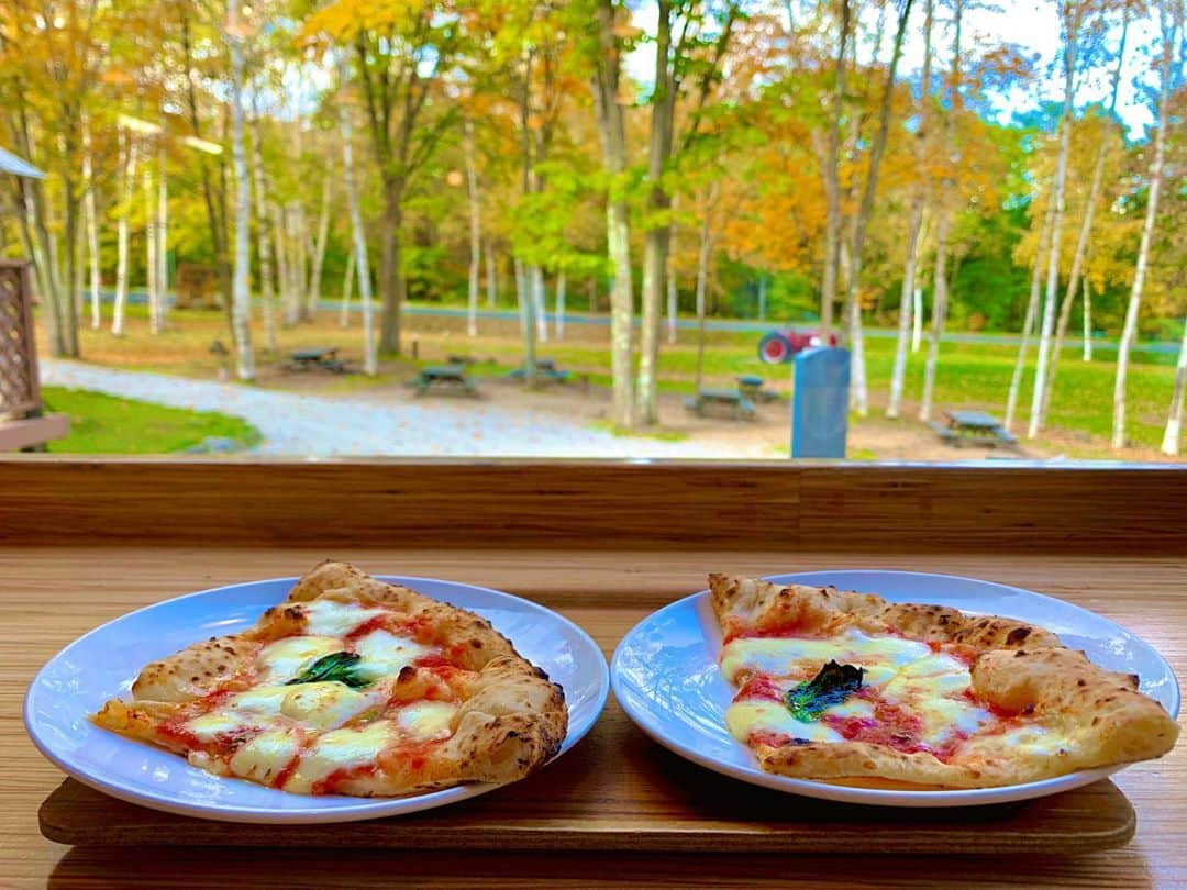 秋丸美帆さんのインスタグラム写真 - (秋丸美帆Instagram)「落ち葉🍁とピザ🍕っていい♩ 美味しすぎておかわりした☺️  #Hokkaido #trip #Furano #pizza #margarita #lunch #北海道 #富良野 #紅葉 #ピザ #旅行 #女子旅」10月26日 20時41分 - mippy34