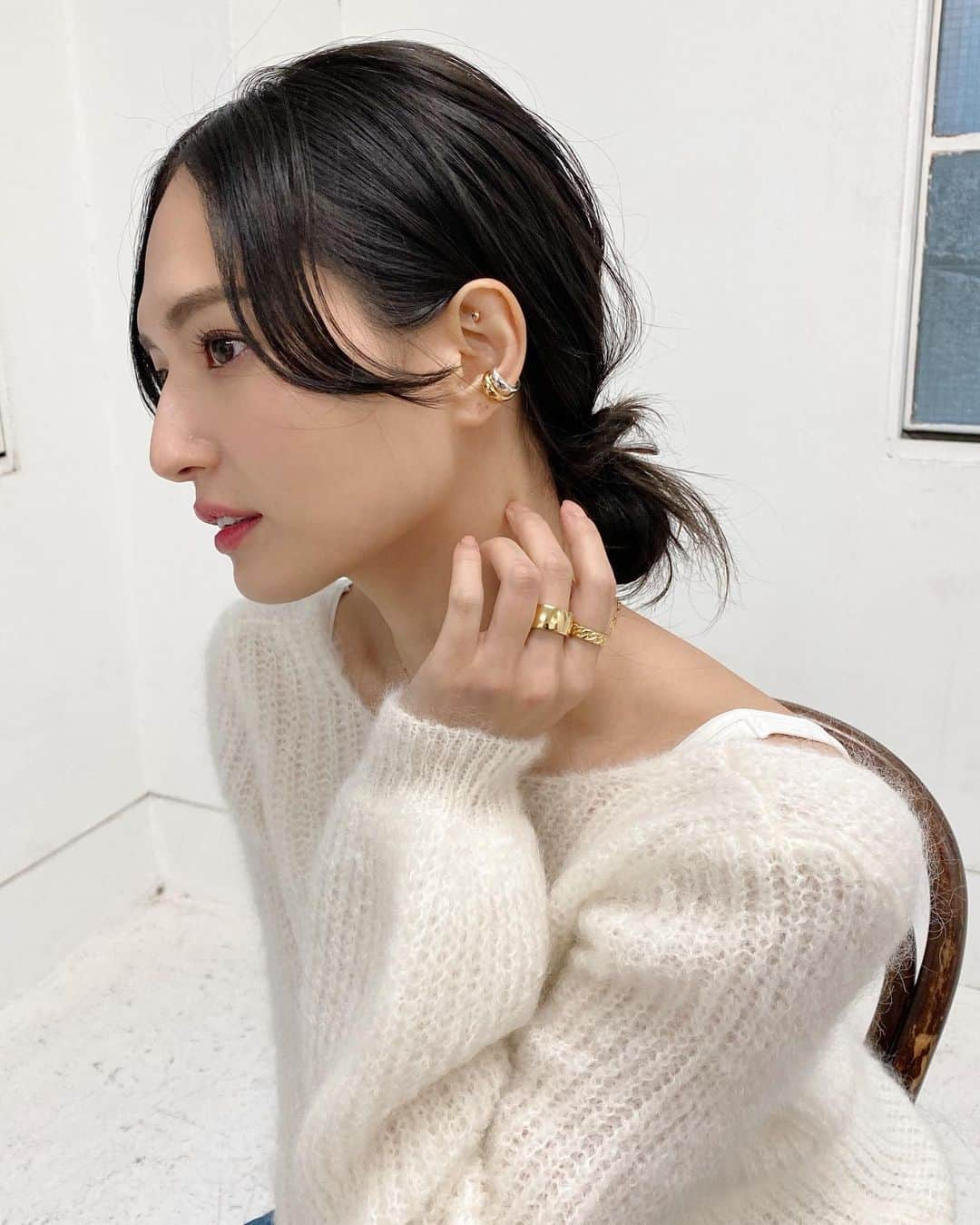 山賀琴子さんのインスタグラム写真 - (山賀琴子Instagram)「shooting for @enelsia_official ﻿ ﻿ 今日はエネルシアの撮影でしたー！﻿ ﻿ シルバーアイテムは﻿ メンズも使いやすいから﻿ ペアで着けるのもおすすめ🖤﻿ ﻿ ぽてっとしたイヤカフは﻿ ゴールドとシルバーあえて﻿ 二連で着けるととっても可愛いかった！﻿ ﻿ ﻿ そして楽しい企画にも取り組み始めました☺️﻿ ドキドキワクワク…﻿ ﻿ 発売はまだ先になるけど﻿ ネックレスも作りました、﻿ 可愛くて毎日つけたいです。笑﻿ ﻿ ﻿ 諸々お楽しみに🥰﻿ ﻿ ﻿ #enelsia﻿」10月26日 20時42分 - kotokoyamaga