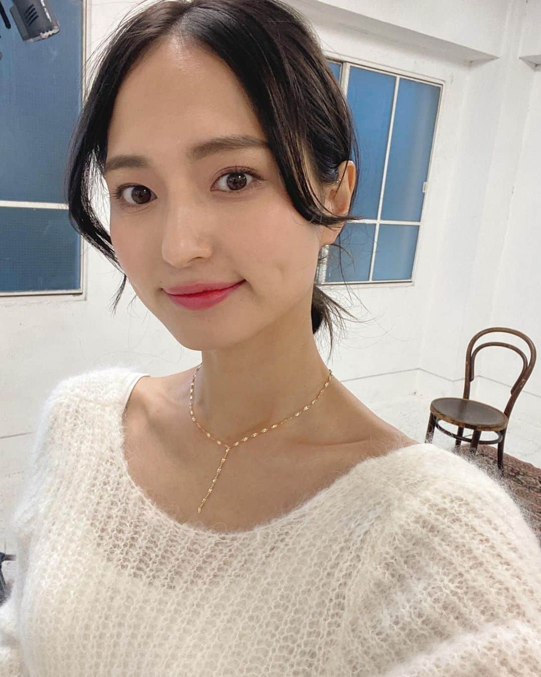 山賀琴子さんのインスタグラム写真 - (山賀琴子Instagram)「shooting for @enelsia_official ﻿ ﻿ 今日はエネルシアの撮影でしたー！﻿ ﻿ シルバーアイテムは﻿ メンズも使いやすいから﻿ ペアで着けるのもおすすめ🖤﻿ ﻿ ぽてっとしたイヤカフは﻿ ゴールドとシルバーあえて﻿ 二連で着けるととっても可愛いかった！﻿ ﻿ ﻿ そして楽しい企画にも取り組み始めました☺️﻿ ドキドキワクワク…﻿ ﻿ 発売はまだ先になるけど﻿ ネックレスも作りました、﻿ 可愛くて毎日つけたいです。笑﻿ ﻿ ﻿ 諸々お楽しみに🥰﻿ ﻿ ﻿ #enelsia﻿」10月26日 20時42分 - kotokoyamaga