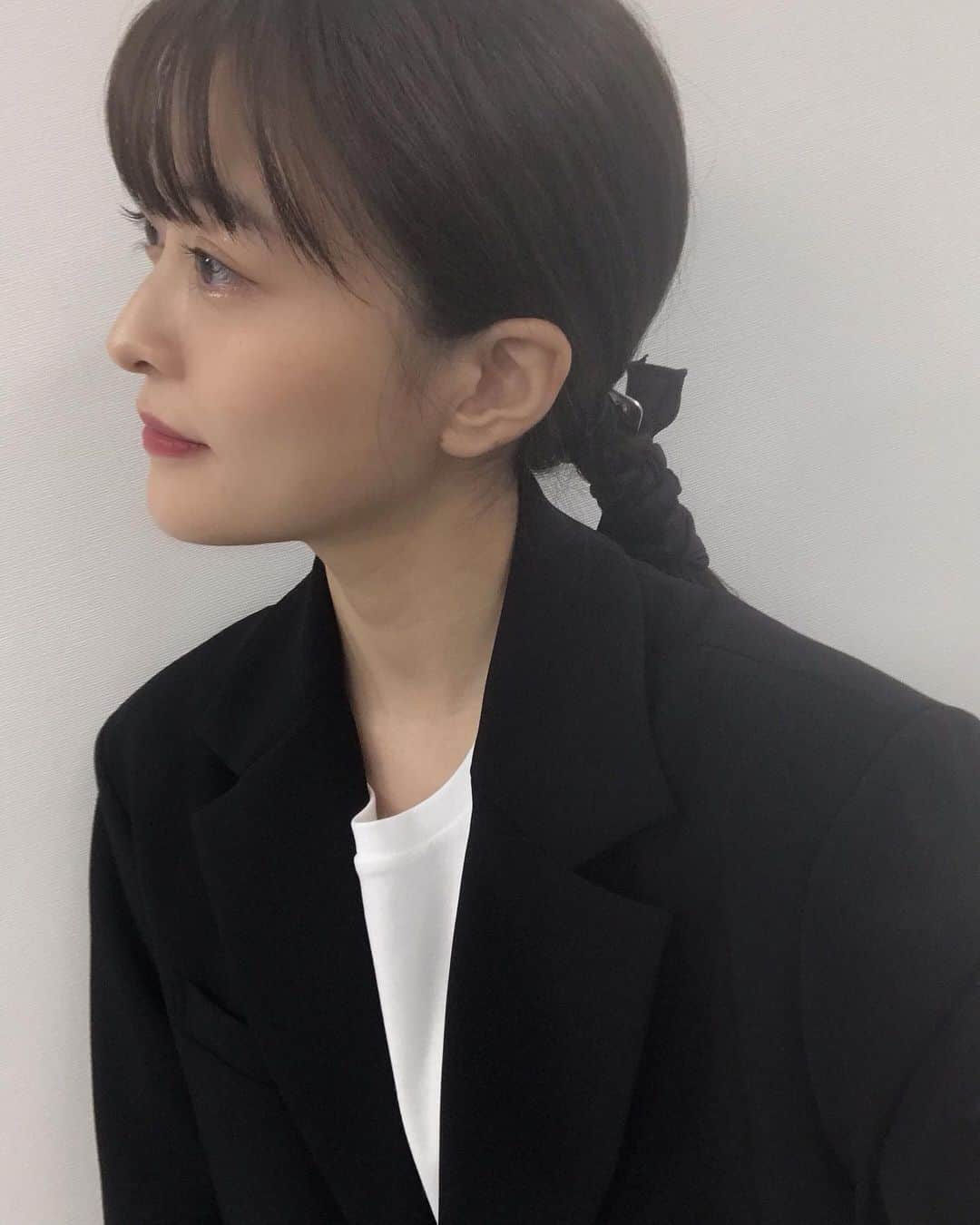 斉藤瑞季のインスタグラム：「デザインが完璧なこちらのジャケット。本当に可愛い！ 寒くなってからも着たいから さっき、ユニクロで中に仕込める ダウンベスト買ったの😏笑  最近はジャケットにロングスカートにロングブーツの組み合わせが気分です❣️  #ジャケット #ジャケットコーデ #ブラックコーデ　#きれいめコーデ #sheerjacket #ジャケットスタイル #リボンアレンジ #リボンヘア #スカーフアレンジ」