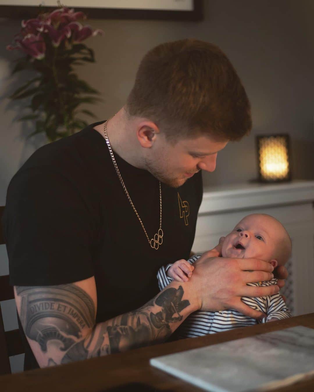 アダム・ピーティのインスタグラム：「Damn son stop growing so fast 🐼 ...yes he loves pandas」