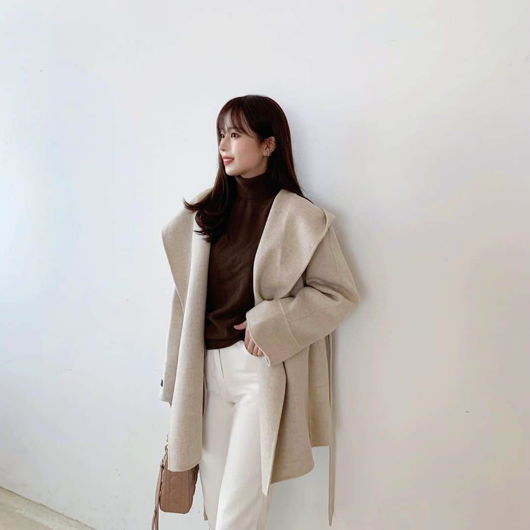 ハンナミのインスタグラム：「実は、、 今年はショート丈コートもあるんです🤎 だいすきなフードタイプ:)  今週末に発売です ✍🏻🌛」