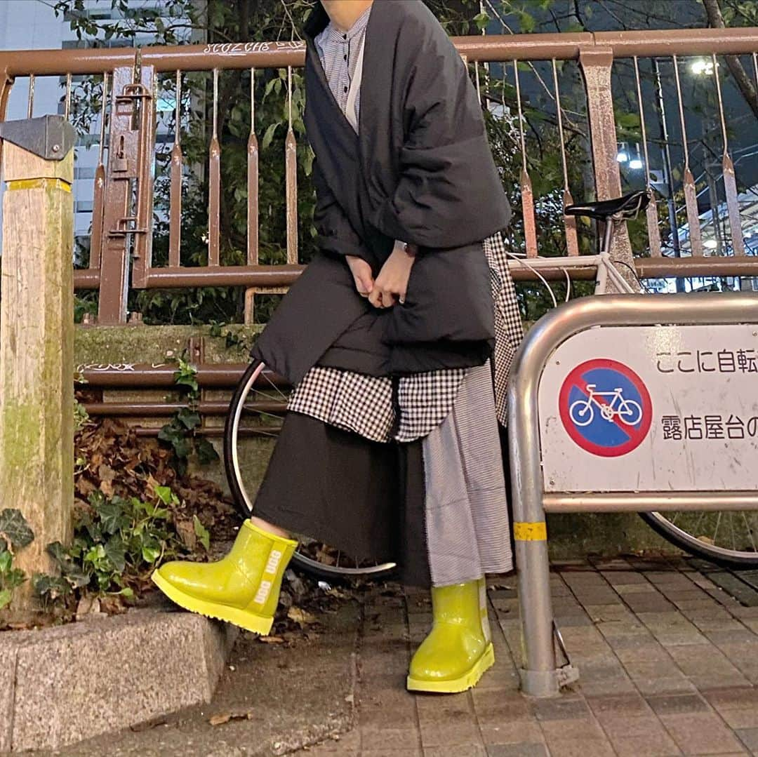 光永さんのインスタグラム写真 - (光永Instagram)「UGGのショートブーツ初おろした日🍋ネオンカラーを差し色にするのすごく好きです。 ビッグマフラーも初おろし☺️ぬくぬく！ . マフラー：#victimandco セットアップ：#hejproject  ブーツ：#UGG . . #feelugg #ネオンイエロー #ブラックコーデ #fashion #秋コーデ」10月26日 20時47分 - hinata_official__