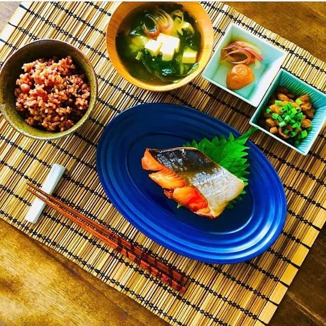 なでしこ健康生活さんのインスタグラム写真 - (なでしこ健康生活Instagram)「Repost from @ashayumi   japanese breakfast💕﻿ 酵素玄米の一汁一菜💕﻿ ﻿ 早朝から、毎日のルーティンの1時間、瞑想をした後、練習をして、ゆったりことこと素朴な一汁一菜。﻿ ﻿ お出汁をとったミョウガとオクラの夏のお味噌汁の美味しいこと💕﻿ 甘塩の鮭をみりんで照り焼き💕﻿ ﻿ モッチモチの酵素玄米の一粒一粒に感謝をして、ゆっくりと「いただきます」💕﻿ ﻿ ﻿ ・・・﻿ ﻿ ﻿ 5日間ゆっくりのんびり寝かせた酵素玄米は、やっぱり天然のpowerと旨みも凄く、そしてお通じが、…お通じが🌸、笑笑。腸を優しく丁寧にお掃除してくれている感じなんでしょうか？﻿ （もともとお通じは毎日しっかり規則的なのですが、、、それに増して、それに増して、どっさり、笑笑。こんなに天然の酵素の効果ってすごいんですね…🍀😊💕）﻿ ﻿ ﻿ ・・・﻿ ﻿ ﻿ あ、とうとう酵素玄米の炊飯器を2週間前に買ってしまいました😊💕﻿ （画像3枚目、かれこれ、3年ぐらい悩みました、…検討時間、長っ、笑笑😆🍀）﻿ ﻿ 酷暑とコロナ禍でも、免疫力をしっかり高めておきたいなー🐈💕と、おなかにいい素朴な食事で腸活をしておきませう…などと、思いまして💕﻿ ﻿ ズボラさんでもスイッチぽん💕で、モチモチの酵素玄米が…💕﻿ ﻿ ﻿ ・・・﻿ ﻿ ﻿ ほっこり💕﻿ ﻿ 撫で撫でしながら工夫して楽しんでいます。﻿ ﻿ お豆の配合を変えたり、色々な豆を試しに加えてみたり💕﻿ ﻿ まめまめしい…笑笑﻿ （そんなまめまめしさがまた、楽しいんです💕）﻿ ﻿ 今朝は黒豆と黒米と小豆と白インゲンを入れた発酵玄米です。（炊飯前の状態は、画像2枚目）﻿ ﻿ ﻿ ・・・﻿ ﻿ ﻿ 発芽玄米のGABAもしっかりいただきます。﻿ ﻿ ほっこりシンプル朝ごはんに安らぎます。﻿ ﻿ じんわりと…ごはんに感謝。ごちそうさまでした😊💕 ﻿ ﻿ ﻿ （日々はかけがえのない宝物💕）﻿ ﻿ ﻿ みなさまに素敵な時間がたくさん広がっていきますように💕😊﻿ ﻿ 今日もレッスン行って来まーす。﻿ にゃんぽぽぽーーん💕💕💕﻿ ﻿ ﻿ ﻿ #身体の中から綺麗に﻿ #朝ごはん﻿ #酵素玄米﻿ #発芽玄米﻿ #滋味ごはん﻿ #ズボラごはん﻿ #なでしこ健康生活﻿ #GABA﻿ #ゆるベジ﻿ #グルテンフリー﻿ #ギルトフリー﻿ #オーガニック﻿ #ヨガ﻿ #ヨガインストラクター﻿ #デトックス﻿ #おうちごはん﻿ #guiltfree﻿ #brownrice﻿ #DairyFree﻿ #Glutenfree﻿ #superfood﻿ #organic﻿ #detox﻿ #homemade﻿ #ほっこり﻿」10月26日 20時57分 - nadeshiko_healthy_life