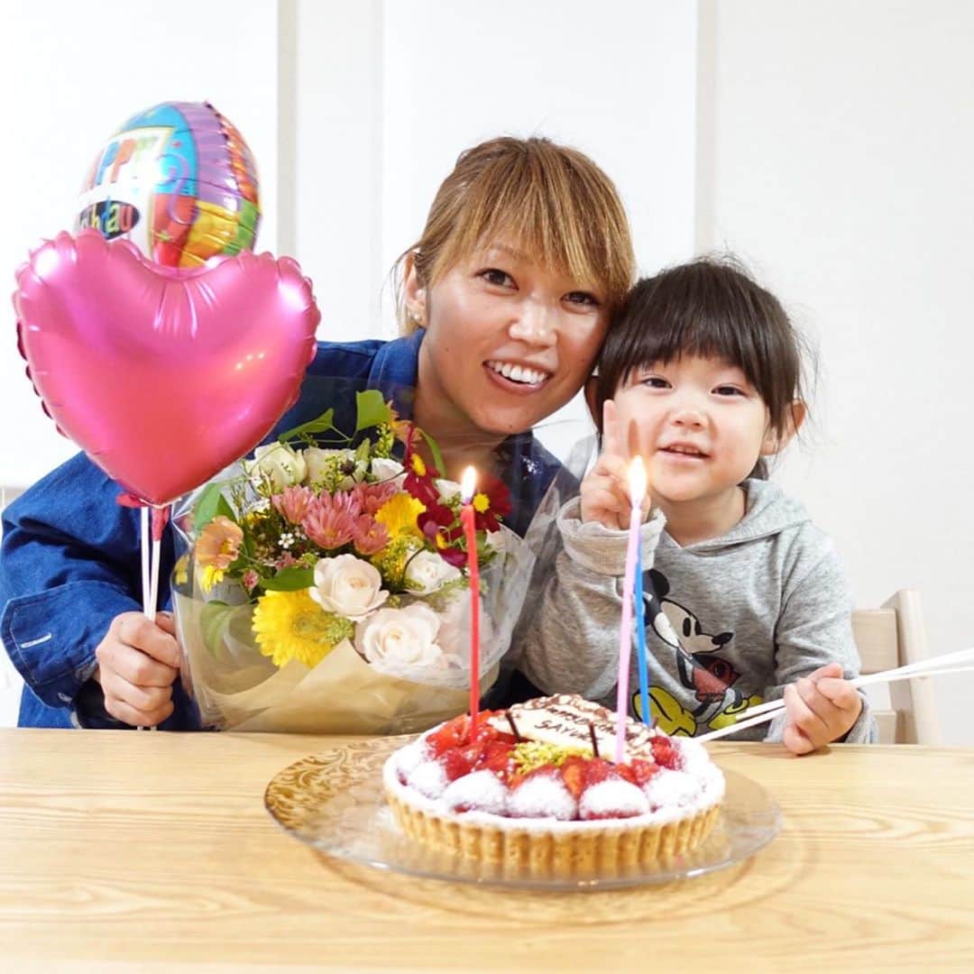 大菅小百合のインスタグラム：「お誕生日前祝い😍🎂笑 今日はパパからお花とケーキのサプライズ💐✨‼️ 30代最後の日😌 じっくり振り返ってゆっくり休みます💕 おやすみなさい💤 ・ ・ ・ #誕生日前祝い #連日のケーキも意外と平気 #30代を振り返り #静に時を過ごす #明日起きたら40代 #いいことありますように」