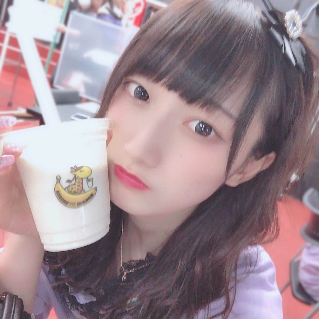 信野樹奈のインスタグラム：「. この間生誕の間に 初バナナジュースしたよ🍌 . ふわふわしていて美味しかった、、 普段飲み物をあまり飲まないのに 数分で飲み切っちゃうくらいに 美味しかったよ〜〜おすすめ🥰🥰 .  #バナナジュース #まがりdeバナナ」