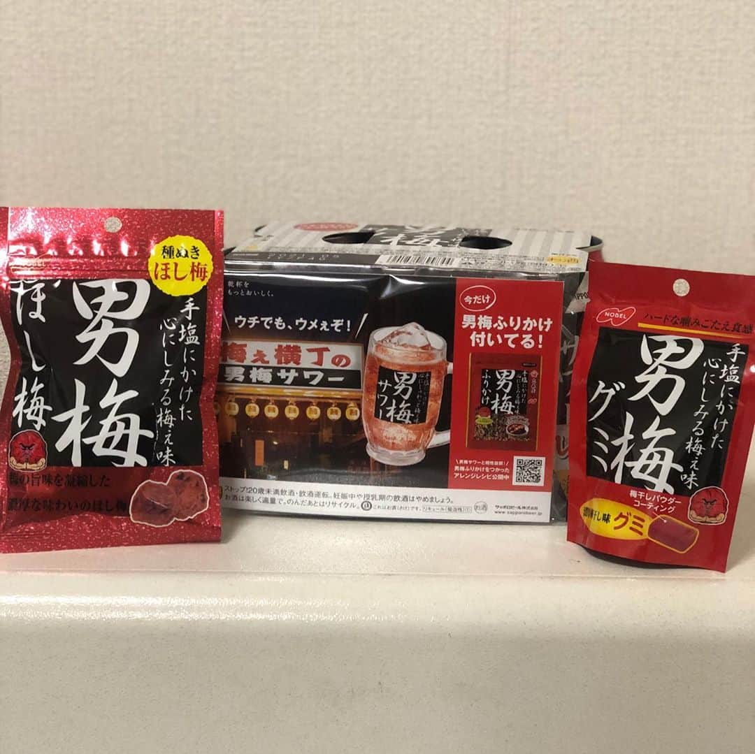 太田康介さんのインスタグラム写真 - (太田康介Instagram)「３８歳になりました。  沢山のメッセージありがとうございました。  引退を決意し発表させてもらってからその決意にブレる事は全く無いものの、ふと急に引退する寂しさにかられる時があります。  沢山の皆様から温かい言葉、メッセージをいただき、ここまで頑張ってきて良かったなとしみじみ感じております。  ラスト５試合。  後悔ない戦いをしたいと思います。  ３８歳の太田康介も宜しくお願いします。  そして玄関には俺の大好きな男梅セットが置いてありましたとさ。  ご近所の元浦和レッズのサイドバックが置いてくてました。  ありがとさん😝  おかず、あのストーリーは公開処刑だせ😑  #ラインメール青森 #太田康介」10月26日 20時51分 - kosukeota.7