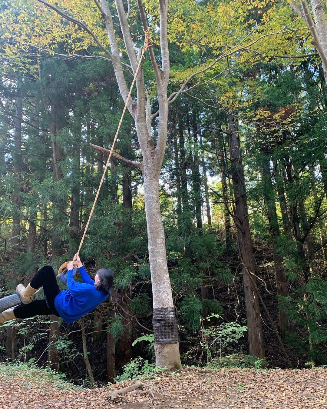 行方 久子 Hisako Namekataさんのインスタグラム写真 - (行方 久子 Hisako NamekataInstagram)「. 薪割りにも挑戦！ 丁寧に教えてもらって、振りかぶって遠心力で振り下ろす。 1度で割れたわけじゃないけどねw  フレームアウトするほど森を満喫！」10月26日 20時51分 - hisakonamekata