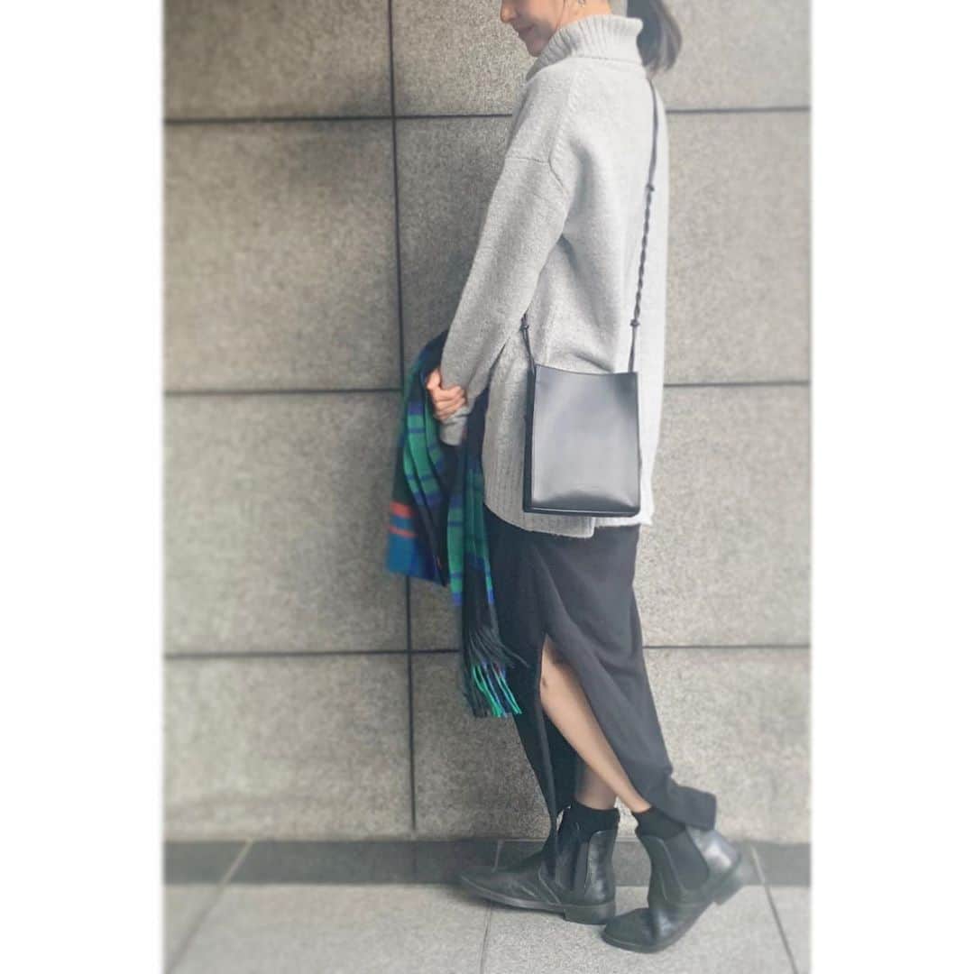 乙黒えりのインスタグラム：「月曜日  朝はKINSのミーティングから1週間が始まります。今月や来月はどんな投稿書こうとか、どうしたら菌ケアがみんなにわかりやすく伝わるかなって健康、美容、グルメネタを考えてるんだけど、アウトプットするためにはインプットが大事だなと実感。 常にアンテナを立てて色々な情報をキャッチして、試して、自分で感じたこと、思ったことを書いていかないとね✨  (季節の旬のものや、菌ケアネタぜひ教えてください。お待ちしてます🤍) #ニット　@pierrot_shop  #スカート　@akte_official  #ストール　@johnstonsofelgin  #バッグ　@soglia_official  #靴　@beams_official   #ママコーデ#ママファッション#1週間の始まり#秋コーデ #pierrot  #オーバーサイズニット #バックスリットタートル」