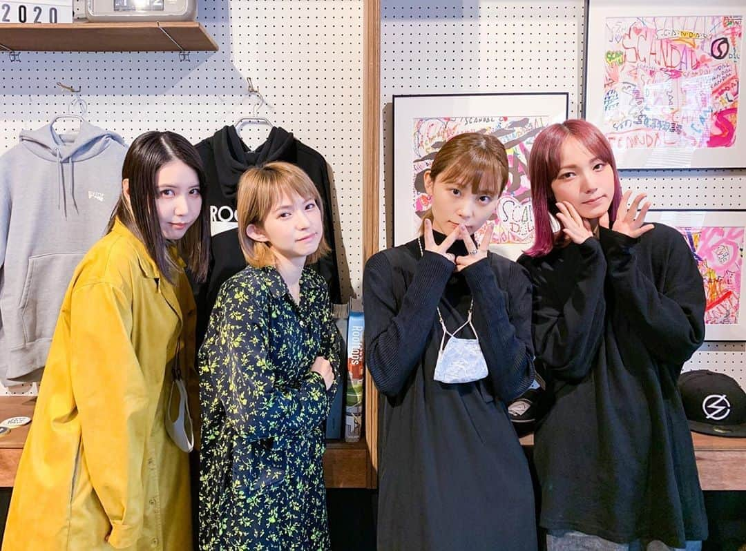 SCANDALさんのインスタグラム写真 - (SCANDALInstagram)「SCANDALのレギュラープログラム『Catch up supported by 明治アポロ』まもなく配信スタート🎧　  21:00~ #AuDee 22:00~ #Spotify #scandal #キャッチアップ」10月26日 20時53分 - scandal_band_official