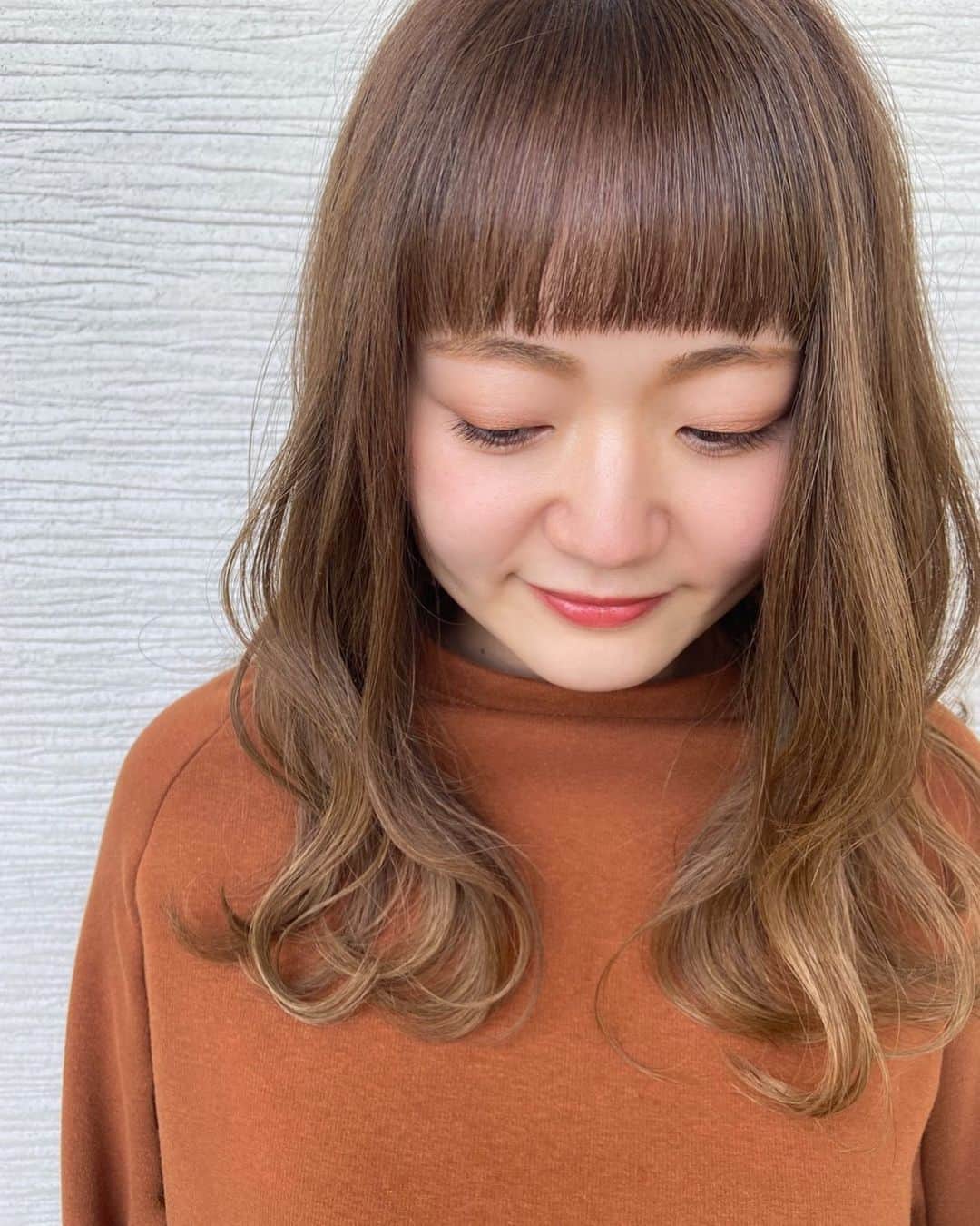 yu nakamura ヘアアレンジ hairarrangeのインスタグラム：「一周回ってやっぱりパッツンかわいい❤️ カラーはオータムサンドベージュ🍁 あんちゃんありがとう😊♡  #ミリ#mm#ミリ活#クリームバター#SPF#コスメ#スタイリング剤#アレンジ動画 #ヘアアレンジ#アレンジ本#hair#color#一宮市#一宮市美容院#fashion #レイフィールド」