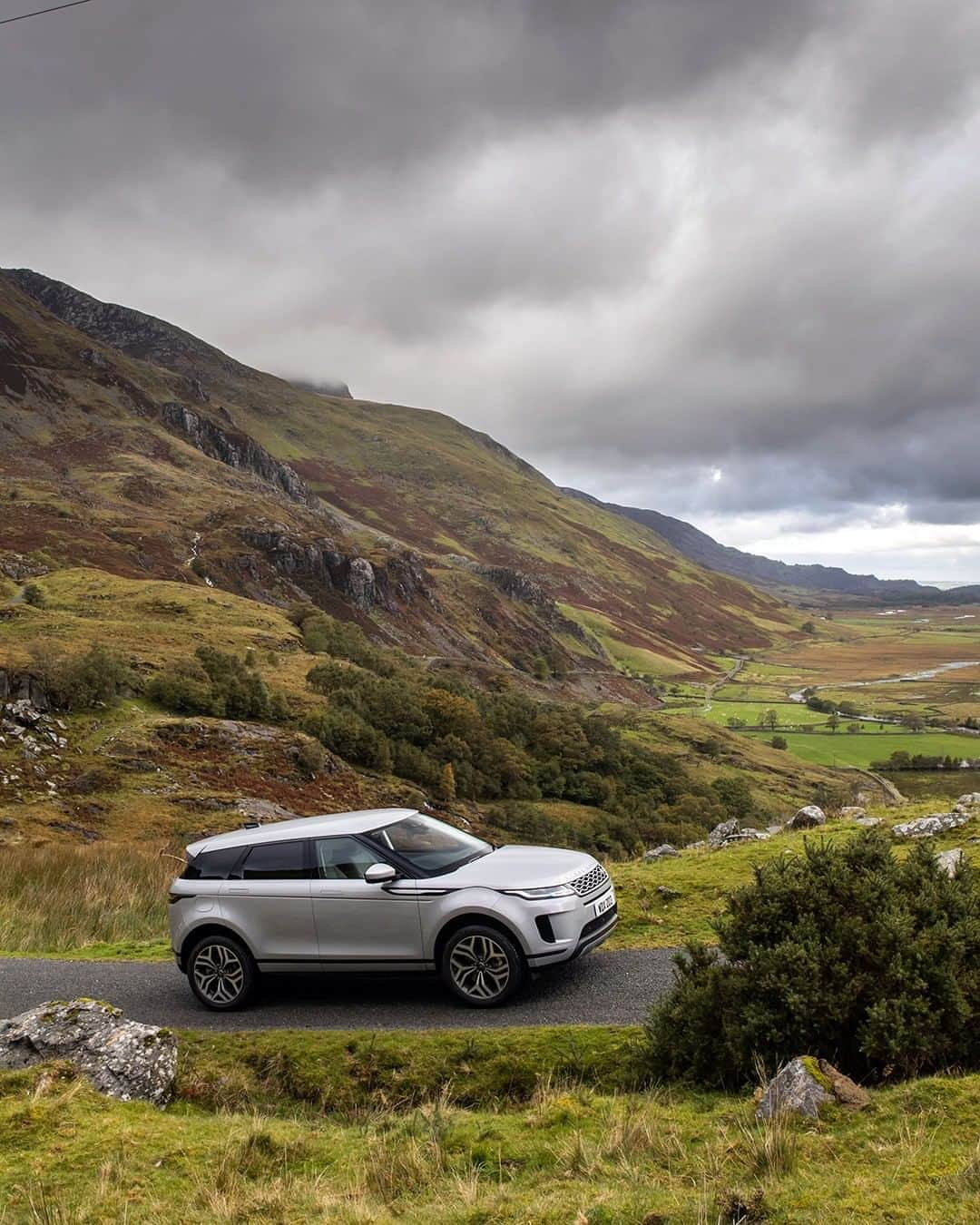 Land Roverさんのインスタグラム写真 - (Land RoverInstagram)「The point at which contemporary design and effortless exploration meet. Visit the link in our bio to explore the #RangeRover #Evoque.  #PHEV #MHEV #HybridElectricVehicle #HybridSUV #LuxurySUV #4x4 #Carsofinstagram #Technology」10月26日 21時06分 - landrover