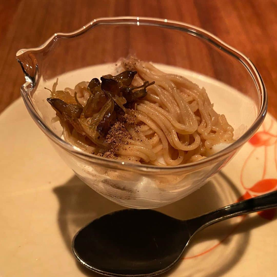 東京外食女さんのインスタグラム写真 - (東京外食女Instagram)「#AnDi #外苑前 . . . エスニック料理が大好きで ご夫婦でやられている お店、アンディさんへ！ . . コース7500に ワインペアリング6500。 . どれも芸術的な唯一無二の 美しさにうっとり…。 . . 特にお茶っ葉のサラダは 噛めば噛むほど色んな旨味が 感じられる面白くて ハッピーになれるサラダでした！ . . . ワインも面白いものから 日本酒まで出てきた！ . この日本酒、 ココナッツチーズソースを 付けていただく 生春巻きにとんでもなく合う！ . . 一緒に行った10年頼の 親友もノリノリで食べてくれて さらに料理も美味しく感じた！ . . エスニック料理は ハイテンションガールと 食べるに限るね！ . . . ハーブがどれもフレッシュな 感じがして癒され、 現代社会に生きる疲れを 芯から癒してくれるような感覚…。 . . . ここは人気店特有の 殺伐とした雰囲気がありません！ . 奥様の清らかな感じ、 ふんわりした感じ、 ナチュラルな感じが お店全体の空気感を作っている感じ。 . . . とっても良かったので 少しだけ間を空けて リピートをお願いさせて いただきました！ . . . 次はこのコースが どんな感じなのか楽しみです！ . . #ベトナミーズ #アンディ #外苑前ディナー #外苑前グルメ #東京グルメ #エスニック料理  #エスニック好きな人と繋がりたい  #グルメ好きな人と繋がりたい  #食べるの好きな人と繋がりたい  #おいしいもの好きな人と繋がりたい  #東京外食女  #japanrestaurant  #vietnamesefood  #vietnamfood  #japangourmet」10月26日 21時05分 - himeno_0729