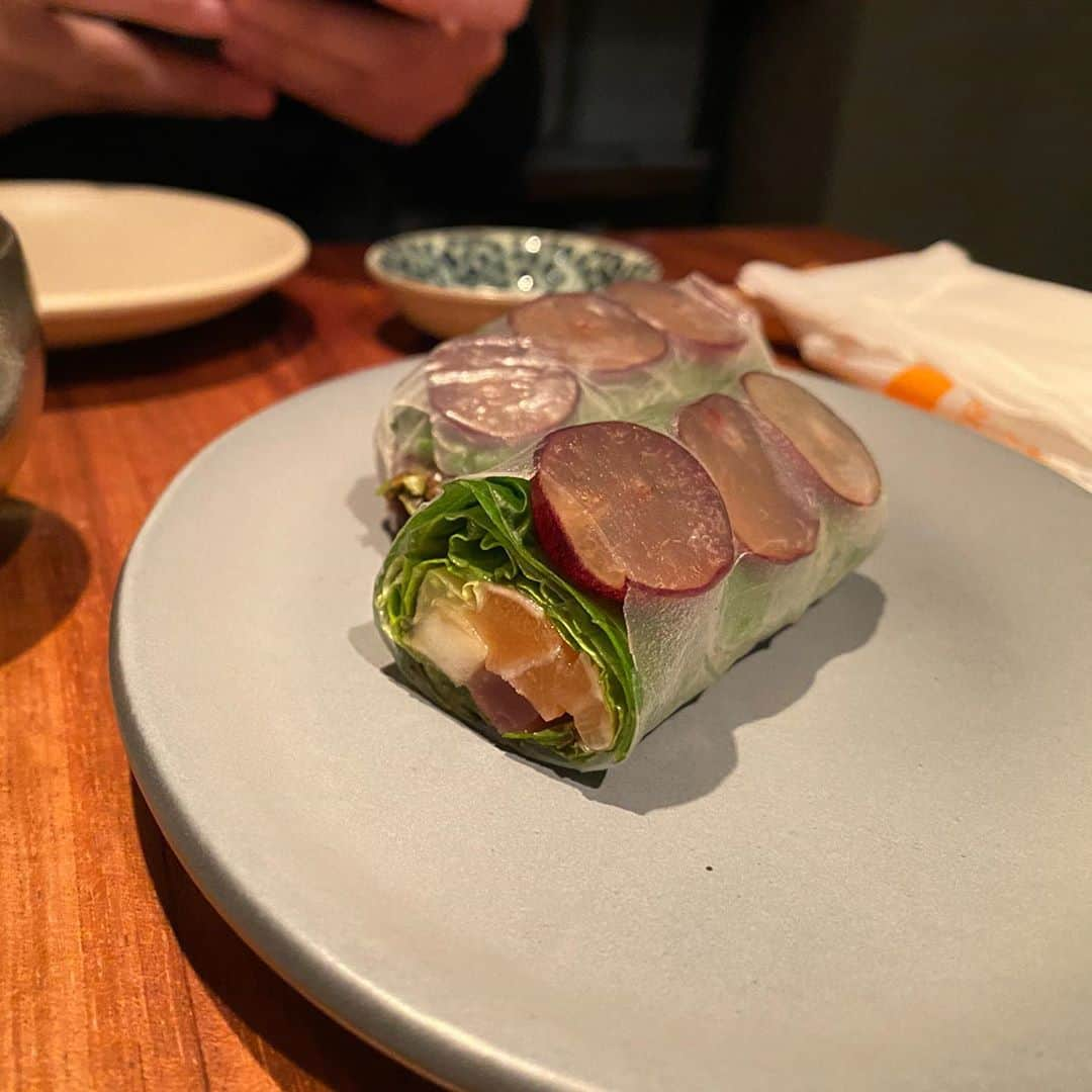 東京外食女さんのインスタグラム写真 - (東京外食女Instagram)「#AnDi #外苑前 . . . エスニック料理が大好きで ご夫婦でやられている お店、アンディさんへ！ . . コース7500に ワインペアリング6500。 . どれも芸術的な唯一無二の 美しさにうっとり…。 . . 特にお茶っ葉のサラダは 噛めば噛むほど色んな旨味が 感じられる面白くて ハッピーになれるサラダでした！ . . . ワインも面白いものから 日本酒まで出てきた！ . この日本酒、 ココナッツチーズソースを 付けていただく 生春巻きにとんでもなく合う！ . . 一緒に行った10年頼の 親友もノリノリで食べてくれて さらに料理も美味しく感じた！ . . エスニック料理は ハイテンションガールと 食べるに限るね！ . . . ハーブがどれもフレッシュな 感じがして癒され、 現代社会に生きる疲れを 芯から癒してくれるような感覚…。 . . . ここは人気店特有の 殺伐とした雰囲気がありません！ . 奥様の清らかな感じ、 ふんわりした感じ、 ナチュラルな感じが お店全体の空気感を作っている感じ。 . . . とっても良かったので 少しだけ間を空けて リピートをお願いさせて いただきました！ . . . 次はこのコースが どんな感じなのか楽しみです！ . . #ベトナミーズ #アンディ #外苑前ディナー #外苑前グルメ #東京グルメ #エスニック料理  #エスニック好きな人と繋がりたい  #グルメ好きな人と繋がりたい  #食べるの好きな人と繋がりたい  #おいしいもの好きな人と繋がりたい  #東京外食女  #japanrestaurant  #vietnamesefood  #vietnamfood  #japangourmet」10月26日 21時05分 - himeno_0729