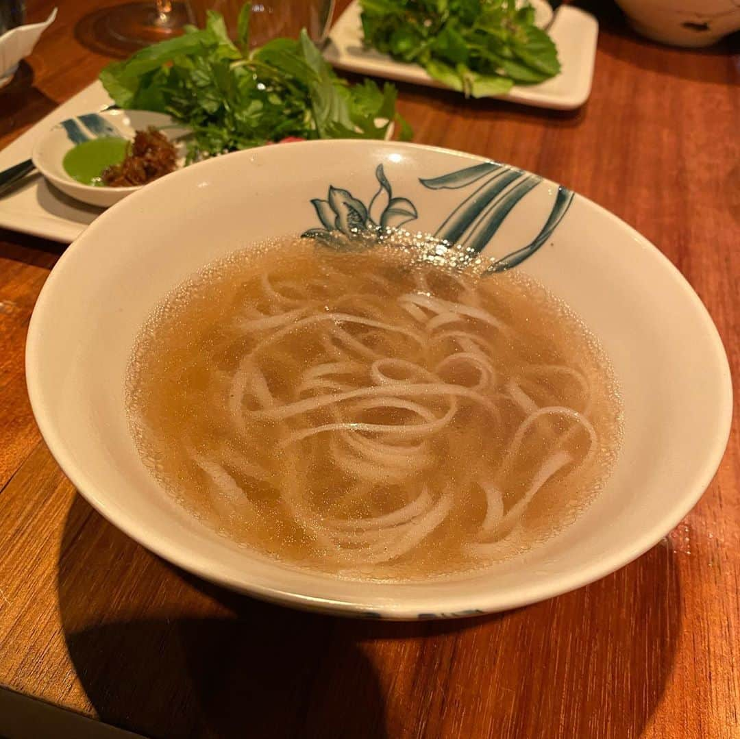 東京外食女さんのインスタグラム写真 - (東京外食女Instagram)「#AnDi #外苑前 . . . エスニック料理が大好きで ご夫婦でやられている お店、アンディさんへ！ . . コース7500に ワインペアリング6500。 . どれも芸術的な唯一無二の 美しさにうっとり…。 . . 特にお茶っ葉のサラダは 噛めば噛むほど色んな旨味が 感じられる面白くて ハッピーになれるサラダでした！ . . . ワインも面白いものから 日本酒まで出てきた！ . この日本酒、 ココナッツチーズソースを 付けていただく 生春巻きにとんでもなく合う！ . . 一緒に行った10年頼の 親友もノリノリで食べてくれて さらに料理も美味しく感じた！ . . エスニック料理は ハイテンションガールと 食べるに限るね！ . . . ハーブがどれもフレッシュな 感じがして癒され、 現代社会に生きる疲れを 芯から癒してくれるような感覚…。 . . . ここは人気店特有の 殺伐とした雰囲気がありません！ . 奥様の清らかな感じ、 ふんわりした感じ、 ナチュラルな感じが お店全体の空気感を作っている感じ。 . . . とっても良かったので 少しだけ間を空けて リピートをお願いさせて いただきました！ . . . 次はこのコースが どんな感じなのか楽しみです！ . . #ベトナミーズ #アンディ #外苑前ディナー #外苑前グルメ #東京グルメ #エスニック料理  #エスニック好きな人と繋がりたい  #グルメ好きな人と繋がりたい  #食べるの好きな人と繋がりたい  #おいしいもの好きな人と繋がりたい  #東京外食女  #japanrestaurant  #vietnamesefood  #vietnamfood  #japangourmet」10月26日 21時05分 - himeno_0729