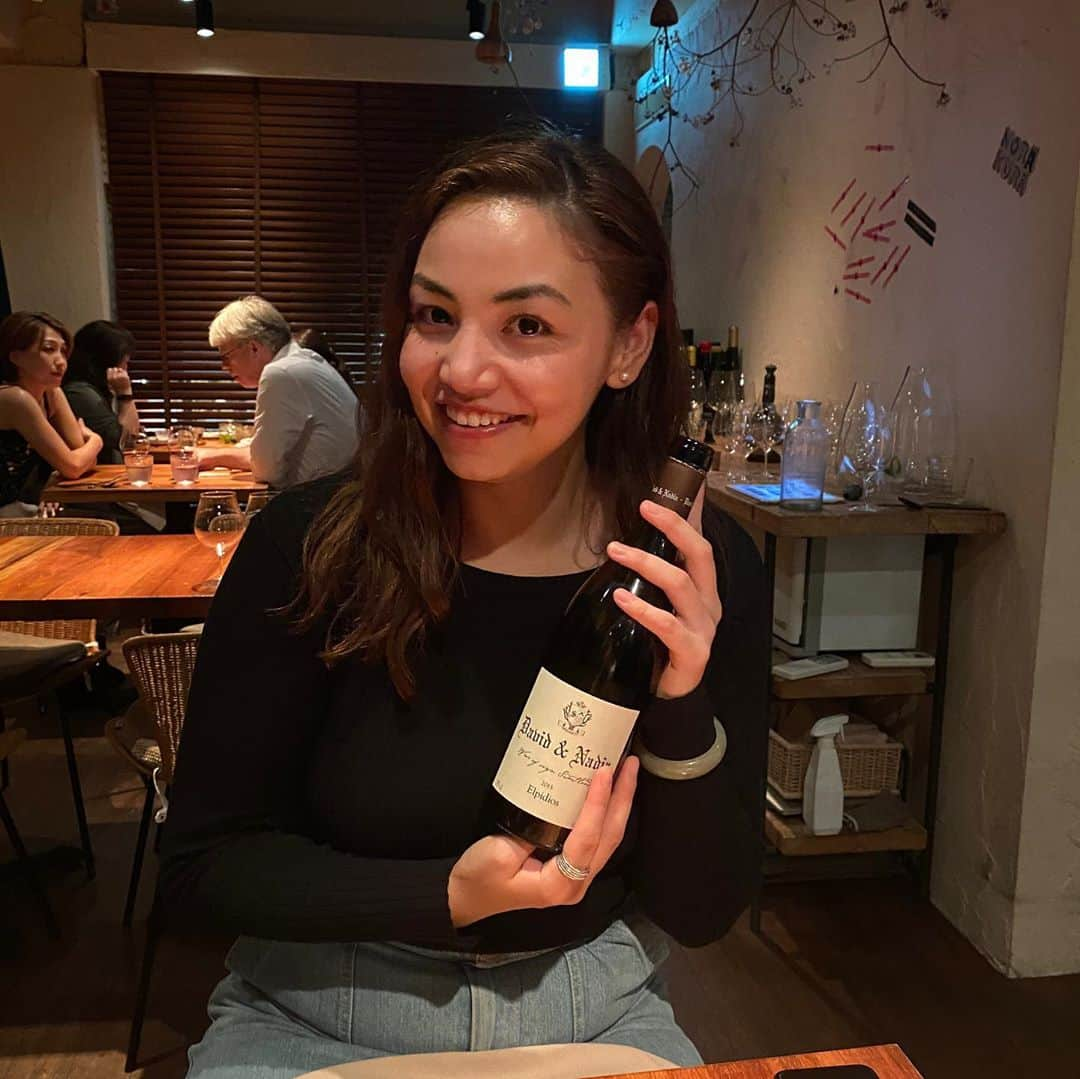 東京外食女さんのインスタグラム写真 - (東京外食女Instagram)「#AnDi #外苑前 . . . エスニック料理が大好きで ご夫婦でやられている お店、アンディさんへ！ . . コース7500に ワインペアリング6500。 . どれも芸術的な唯一無二の 美しさにうっとり…。 . . 特にお茶っ葉のサラダは 噛めば噛むほど色んな旨味が 感じられる面白くて ハッピーになれるサラダでした！ . . . ワインも面白いものから 日本酒まで出てきた！ . この日本酒、 ココナッツチーズソースを 付けていただく 生春巻きにとんでもなく合う！ . . 一緒に行った10年頼の 親友もノリノリで食べてくれて さらに料理も美味しく感じた！ . . エスニック料理は ハイテンションガールと 食べるに限るね！ . . . ハーブがどれもフレッシュな 感じがして癒され、 現代社会に生きる疲れを 芯から癒してくれるような感覚…。 . . . ここは人気店特有の 殺伐とした雰囲気がありません！ . 奥様の清らかな感じ、 ふんわりした感じ、 ナチュラルな感じが お店全体の空気感を作っている感じ。 . . . とっても良かったので 少しだけ間を空けて リピートをお願いさせて いただきました！ . . . 次はこのコースが どんな感じなのか楽しみです！ . . #ベトナミーズ #アンディ #外苑前ディナー #外苑前グルメ #東京グルメ #エスニック料理  #エスニック好きな人と繋がりたい  #グルメ好きな人と繋がりたい  #食べるの好きな人と繋がりたい  #おいしいもの好きな人と繋がりたい  #東京外食女  #japanrestaurant  #vietnamesefood  #vietnamfood  #japangourmet」10月26日 21時05分 - himeno_0729