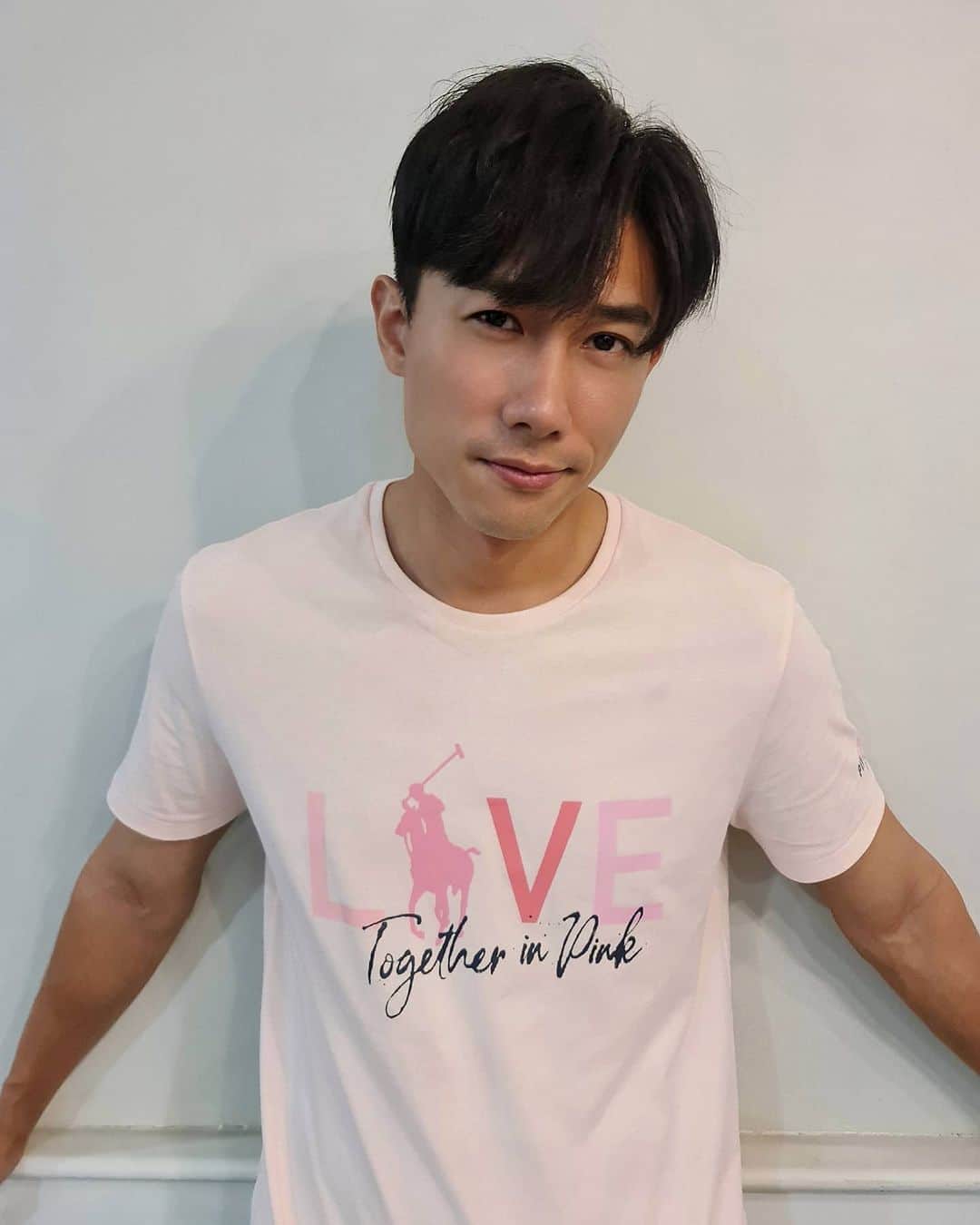 デスモンド・タンのインスタグラム：「Love is vital in the fight against cancer. We can be the strength for someone we know directly, or we can keep the global conversation going to create more awareness for early detection and treatment. In a spirit of togetherness, we can and we will triumph over cancer! 爱能战胜一切!   #PinkPony」