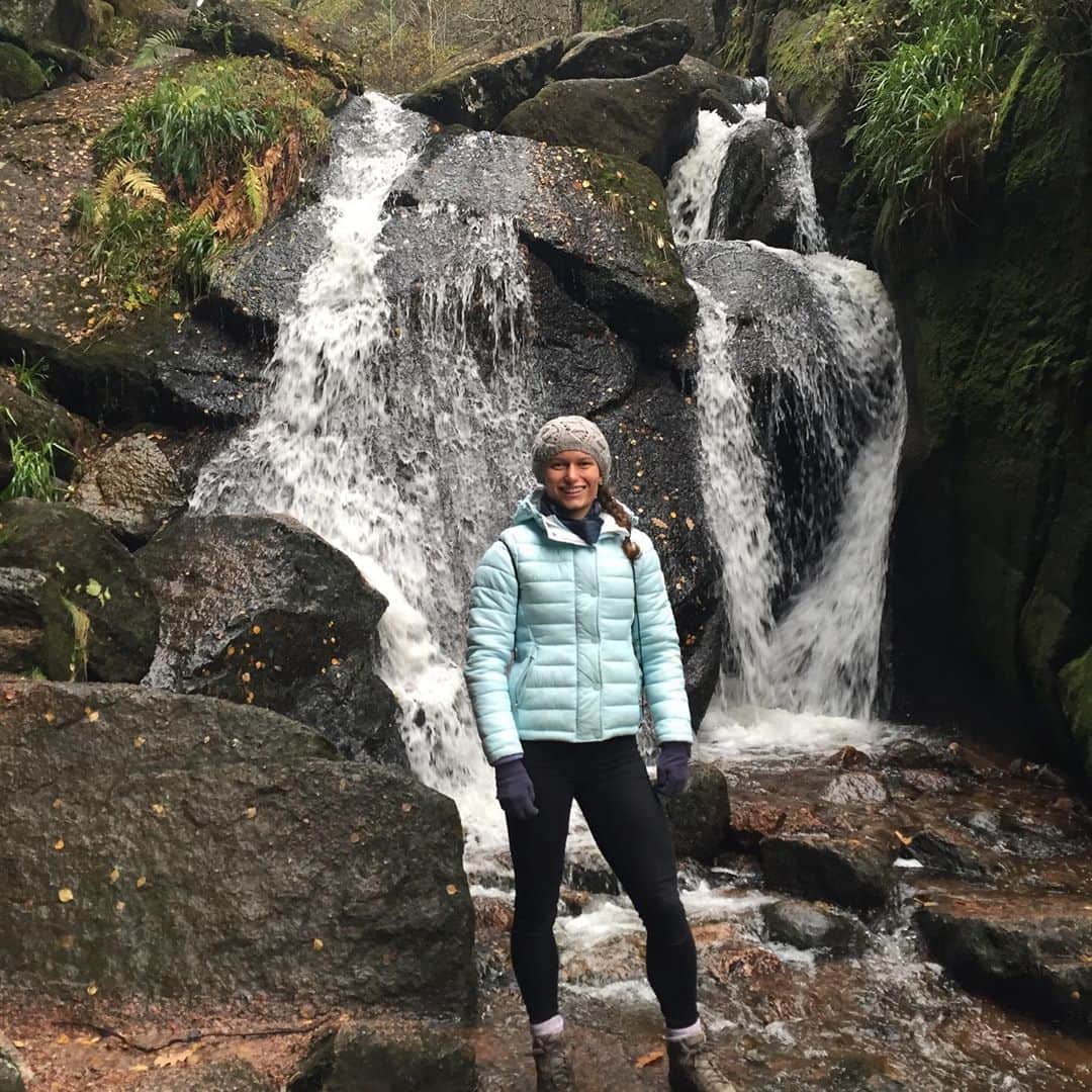 ゾーイ・クラークのインスタグラム：「Weekend walks 🍁🌳 #burnovat #burnovattrail #scotland #weekend #walking #walkhighlands #relax #peaceful #happy #waterfall #autumn」
