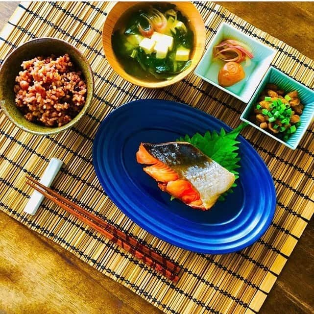 veggy_ambassadorさんのインスタグラム写真 - (veggy_ambassadorInstagram)「Repost from @ashayumi   japanese breakfast💕﻿ 酵素玄米の一汁一菜💕﻿ ﻿ 早朝から、毎日のルーティンの1時間、瞑想をした後、練習をして、ゆったりことこと素朴な一汁一菜。﻿ ﻿ お出汁をとったミョウガとオクラの夏のお味噌汁の美味しいこと💕﻿ 甘塩の鮭をみりんで照り焼き💕﻿ ﻿ モッチモチの酵素玄米の一粒一粒に感謝をして、ゆっくりと「いただきます」💕﻿ ﻿ ﻿ ・・・﻿ ﻿ ﻿ 5日間ゆっくりのんびり寝かせた酵素玄米は、やっぱり天然のpowerと旨みも凄く、そしてお通じが、…お通じが🌸、笑笑。腸を優しく丁寧にお掃除してくれている感じなんでしょうか？﻿ （もともとお通じは毎日しっかり規則的なのですが、、、それに増して、それに増して、どっさり、笑笑。こんなに天然の酵素の効果ってすごいんですね…🍀😊💕）﻿ ﻿ ﻿ ・・・﻿ ﻿ ﻿ あ、とうとう酵素玄米の炊飯器を2週間前に買ってしまいました😊💕﻿ （画像3枚目、かれこれ、3年ぐらい悩みました、…検討時間、長っ、笑笑😆🍀）﻿ ﻿ 酷暑とコロナ禍でも、免疫力をしっかり高めておきたいなー🐈💕と、おなかにいい素朴な食事で腸活をしておきませう…などと、思いまして💕﻿ ﻿ ズボラさんでもスイッチぽん💕で、モチモチの酵素玄米が…💕﻿ ﻿ ﻿ ・・・﻿ ﻿ ﻿ ほっこり💕﻿ ﻿ 撫で撫でしながら工夫して楽しんでいます。﻿ ﻿ お豆の配合を変えたり、色々な豆を試しに加えてみたり💕﻿ ﻿ まめまめしい…笑笑﻿ （そんなまめまめしさがまた、楽しいんです💕）﻿ ﻿ 今朝は黒豆と黒米と小豆と白インゲンを入れた発酵玄米です。（炊飯前の状態は、画像2枚目）﻿ ﻿ ﻿ ・・・﻿ ﻿ ﻿ 発芽玄米のGABAもしっかりいただきます。﻿ ﻿ ほっこりシンプル朝ごはんに安らぎます。﻿ ﻿ じんわりと…ごはんに感謝。ごちそうさまでした😊💕 ﻿ ﻿ ﻿ （日々はかけがえのない宝物💕）﻿ ﻿ ﻿ みなさまに素敵な時間がたくさん広がっていきますように💕😊﻿ ﻿ 今日もレッスン行って来まーす。﻿ にゃんぽぽぽーーん💕💕💕﻿ ﻿ ﻿ ﻿ #身体の中から綺麗に﻿ #朝ごはん﻿ #酵素玄米﻿ #発芽玄米﻿ #滋味ごはん﻿ #ズボラごはん﻿ #なでしこ健康生活﻿ #GABA﻿ #ゆるベジ﻿ #グルテンフリー﻿ #ギルトフリー﻿ #オーガニック﻿ #ヨガ﻿ #ヨガインストラクター﻿ #デトックス﻿ #おうちごはん﻿ #guiltfree﻿ #brownrice﻿ #DairyFree﻿ #Glutenfree﻿ #superfood﻿ #organic﻿ #detox﻿ #homemade﻿ #ほっこり﻿」10月26日 20時58分 - nadeshiko_official_shop