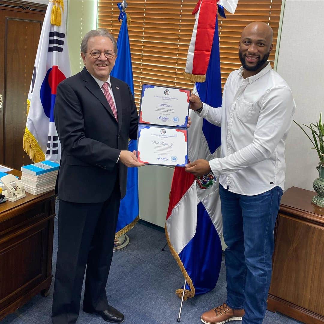 メル・ロハス・ジュニアのインスタグラム：「Para mi es un honor poder recibir este reconocimiento de parte del Señor Embajador de la República Dominicana en Corea del Sur.   Gracias al Sr. Embajador y al resto del staff en la Embajada por el excelente trato y por hacernos sentir como en nuestro país a mi y a mi colega @alcantararaul26 .  Raul y yo nos comprometemos a seguir poniendo nuestra bandera en alto. 🇩🇴🇰🇷 #Mirexrd #RepublicaDominicana」