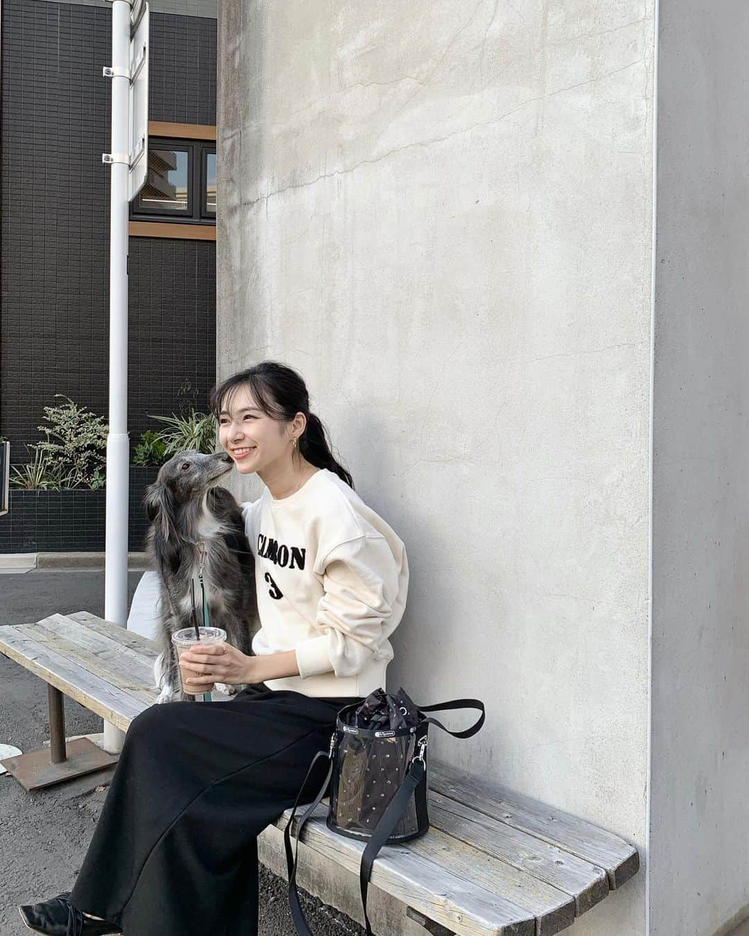 小林さりさんのインスタグラム写真 - (小林さりInstagram)「with dog ༘* ・ ・ 撮影終わりにワンコとデート♡ @lesportsacjapan のバッグは、軽くてコンパクトなのにたっぷり容量のバケツ型！ 水筒も入るしワンコのお散歩にも大活躍◡̈♡ モノトーンコーデで合わせてみました⋆︎* ・ ・ #トップス……… @holicholic_jp  #スカート………#holicholic #バッグ…………#lesportsac  #シューズ………#pippichic ・ ・ #レスポートサック #コーディネート #モノトーンコーデ #白黒コーデ #スウェットコーデ #お散歩コーデ #sサイズ #sサイズコーデ #さりの服」10月26日 21時02分 - _____sari