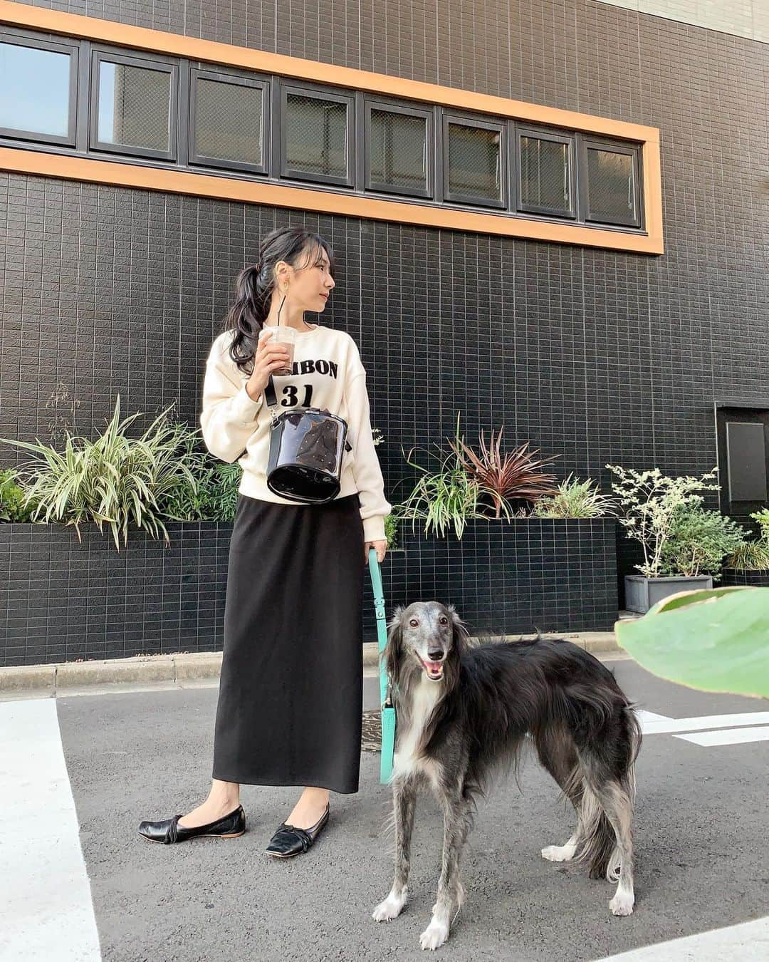 小林さりさんのインスタグラム写真 - (小林さりInstagram)「with dog ༘* ・ ・ 撮影終わりにワンコとデート♡ @lesportsacjapan のバッグは、軽くてコンパクトなのにたっぷり容量のバケツ型！ 水筒も入るしワンコのお散歩にも大活躍◡̈♡ モノトーンコーデで合わせてみました⋆︎* ・ ・ #トップス……… @holicholic_jp  #スカート………#holicholic #バッグ…………#lesportsac  #シューズ………#pippichic ・ ・ #レスポートサック #コーディネート #モノトーンコーデ #白黒コーデ #スウェットコーデ #お散歩コーデ #sサイズ #sサイズコーデ #さりの服」10月26日 21時02分 - _____sari