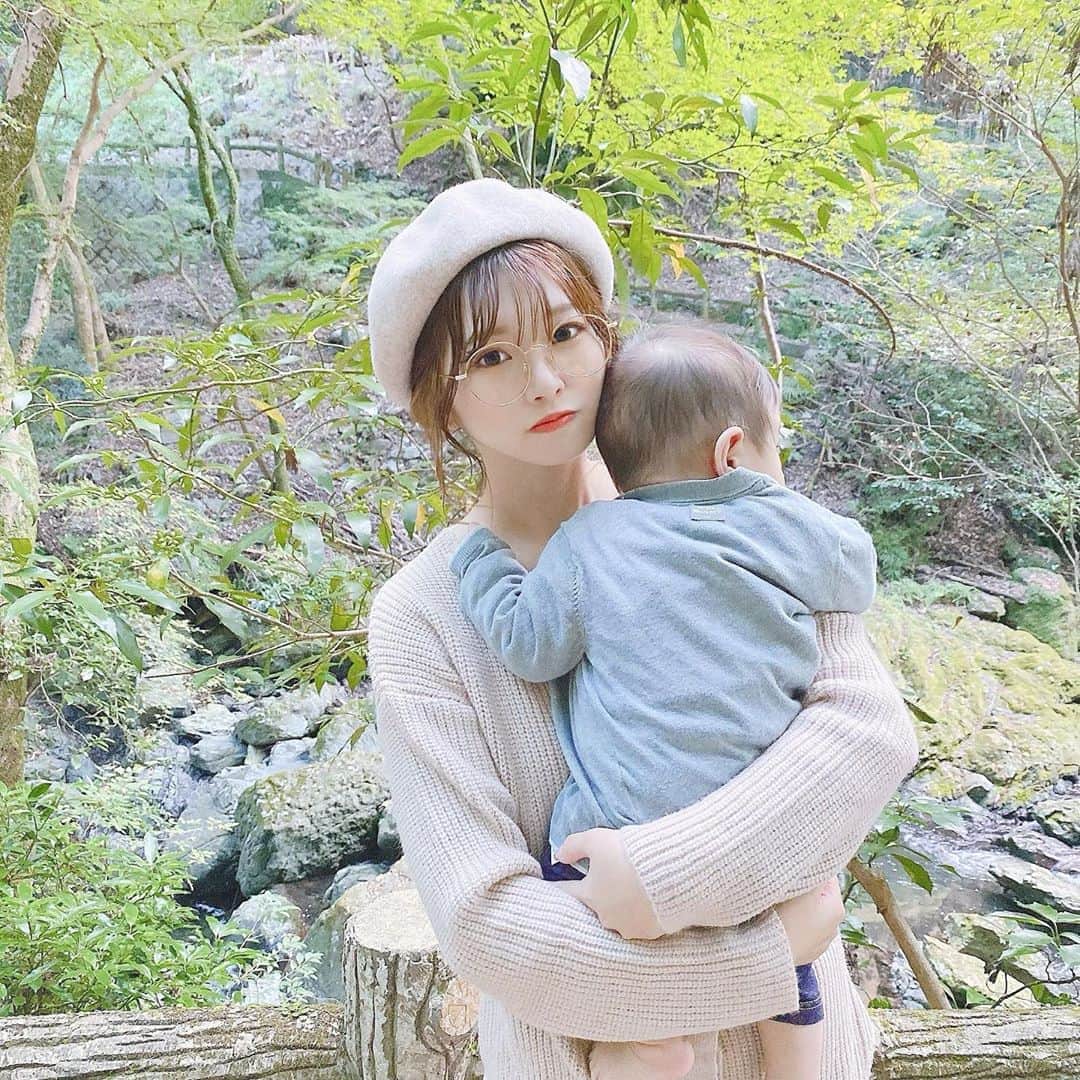 伊藤りかさんのインスタグラム写真 - (伊藤りかInstagram)「． 今日は箕面の滝に行ってきたよ⸝⋆ 人も少なくて、気温もめっちゃ気持ちよかった〜！ * 👶🏻くんは、寒いと思って 靴下履かせてたのに嫌がって脱いじゃった🧦← ちなみに、 ベビーカーで行けたんやけど坂道がすごいので (ベルトは、かなり硬めに締めておいたほうが良いです) 小さいお子さん連れの方は抱っこ紐がオススメ🤱🏼♡ * 帰り道は、ぐずって 抱っこだったので腕が終わったのは言うまでもない😂 * #男の子ママ #男の子ベビー #おとこのこママ #親子コーデ #ママコーデ #ママファッション #ザラベビー  #ママライフ #7ヶ月ベビー #息子とデート #紅葉 #箕面の滝 #大阪旅行 #家族旅行 #箕面 #箕面カフェ #秋コーデ #今日のコーデ #きょコ #親子コーデ  #子育てママ #男の子のママ #ママリ #シースルー前髪 #fashion #ootd #code #zara #gotoキャンペーン #伊藤りか #snsクリエイター」10月26日 21時02分 - rrrika.i