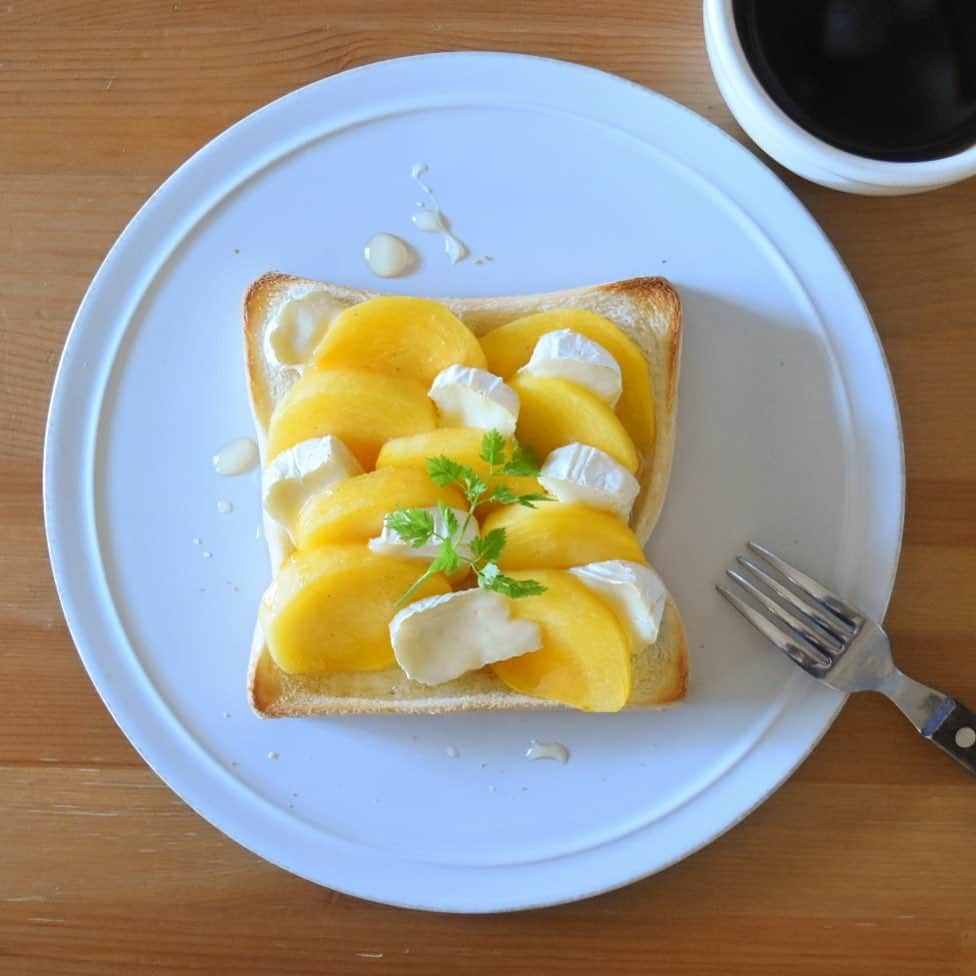 山崎佳のインスタグラム：「Today’s breakfast. 柿、カマンベール、はちみつ。でも何かが足りない味だった。なんだろう、思いつかないんだけど、何かもうひとつ足すともっと美味しくなりそうなんだけどなって時が時々ある。」