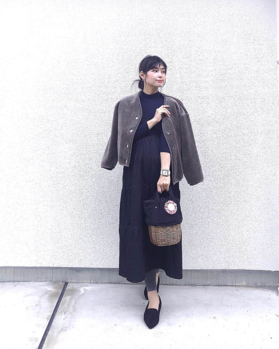 三佐和あやのインスタグラム：「日曜日コーデ✨家族で #鬼滅の刃 求めて 再び くら寿司さんへ... 🍣﻿ ﻿ ﻿ #code﻿ caught ... @beautyandyouth_official ﻿ knit ... @kobe_lettuce ﻿ one-piece ... @kobe_lettuce ﻿ tights ... @inujirushi.shop ﻿ pumps ... @sesto_shoes ﻿ ﻿ マタニティマーク ... @marron_rosette ﻿ ﻿ ————-﻿ Watch ... @nomonday_jp ﻿ ※クーポンコードありますよ♪﻿ ﻿ 【 misawjo 】﻿ ﻿ 購入時使用で10パーセントオフになります。﻿ —————﻿ ﻿ ﻿ 妊娠中 お寿司食べてますか？ ってよく聞かれるんですが、全く食べない！ とかでなく、控えめに食べてます ♪﻿ ﻿ 現在 臨月ですが、﻿ 妊娠中の食生活こうしてました！﻿ （個人的なものです）﻿ ⚪︎◦⚪︎◦↓ ⚪︎◦⚪︎◦﻿ ■OK﻿ お寿司 お刺身とかの生ものは 4切れくらいまで﻿ その日のうちに食べれるものを。﻿ ﻿ 生ハムは2.3枚まで。﻿ ﻿ いいお肉（🐮）のレアな焼き加減は外食に限ってOKルールにしてて、お家ではよく火を通します。﻿ ﻿ ■NG﻿ 牛豚鶏の完全レアなもの。馬刺し、ユッケとか、生たまご、カビの生えたチーズ。カフェインが入った飲み物。﻿ ノンカフェインのものは、アカチャンホンポや西松屋で簡単に手に入るから便利ですよ😀﻿ ジュースは砂糖が多いから できるだけ控えています。母体がアトピーなので 牛乳のみすぎないように 豆乳に変えたりしています。﻿ ﻿ お菓子は ポテチや インスタントラーメンが体が受け付けず 気分悪くなるので お腹空いたら できるだけ おせんべいとか りんご みかん、ヨーグルトを食べています。﻿ 昆布・海苔の とりすぎを 控えてます。日本人は昆布エキスをとりすぎる傾向にあるんですって！﻿ ﻿ ■サプリメント﻿ その他 葉酸サプリは ベルタ葉酸サプリを1日4錠飲んでいます。﻿ 最近 葉酸サプリ飲み忘れると 就寝時に 脚がぞくぞく病になるんです！！なったことありますか？体の冷えと葉酸不足で起こるらしく、脚がジッとしていられなくなる 妊娠中に起こる脚ぞくぞく病！﻿やっぱり 普段の食生活だけでは補えないんだなぁと感じています😅 ※葉酸サプリは5個まえの投稿でシェアしてます！﻿ ﻿ ﻿ +*————————*+﻿ #秋コーデ #きょこ #いつコ #シンプルコーデ #大人カジュアル #ママコーデ #ママリ #ママファッション #マタママ #ファッション #お洒落 #バッグ #fashion #ootd #大人女子 #アラサー #アラフォー #大人可愛い #ぷんにー #マタニティ#アラサーママ #30代コーデ ﻿ #nomonday#ノーマンデー#腕時計#時計#手元倶楽部」
