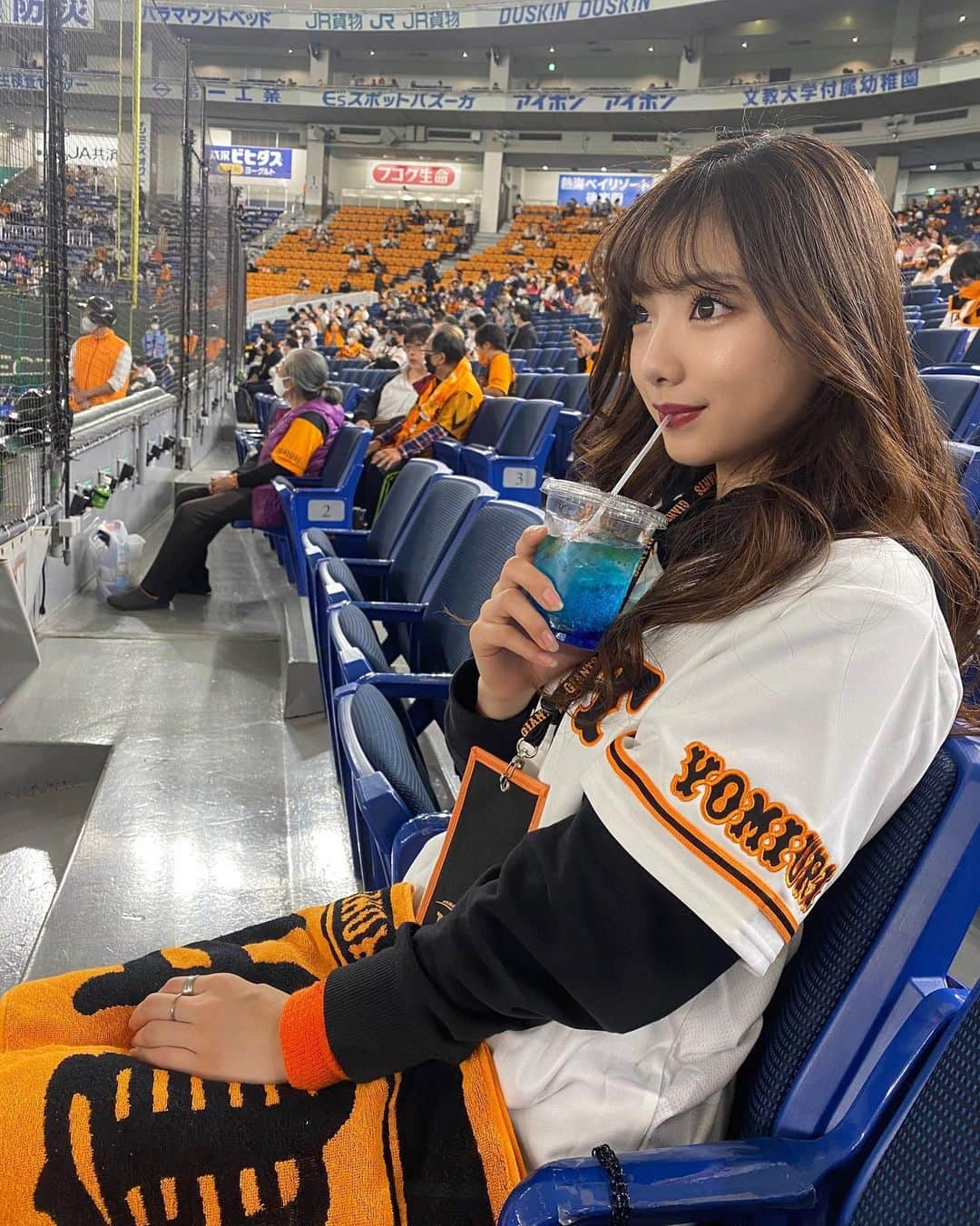 山下みちるさんのインスタグラム写真 - (山下みちるInstagram)「・ お久しぶりの東京ドーム🐰🧡 野球でエネルギーチャージしてきました⚡️ この時期にしか出来ない ユニフォームとパーカーのコーデが好き😻  投票も残り６回と当日票(11月3日)のみ❣️ ぜひみなさんのお力を貸してください🥺💓 プロフィール欄にあるURLから 今日も投票で応援よろしくお願いします🥰🌹  〇Twitterでの固定ツイートのリツイート 〇mystaでの応援 もして頂けると嬉しいです🙏🏼♥️ ・ #明学ミスコン2020 #ミスコン #ミスコン2020 #明治学院大学 #野球 #みちるにポチる #みちるの好きなものシリーズ #野球観戦 #プロ野球 #読売ジャイアンツ #読売巨人軍 #ジャイアンツ #東京ドーム #野球好きな人と繋がりたい #亀井善行 #インスタ野球女子 #ユニフォーム #ユニフォーム女子 #ユニフォームコーデ #baseball #instagood」10月26日 21時07分 - hello_chiruchiru