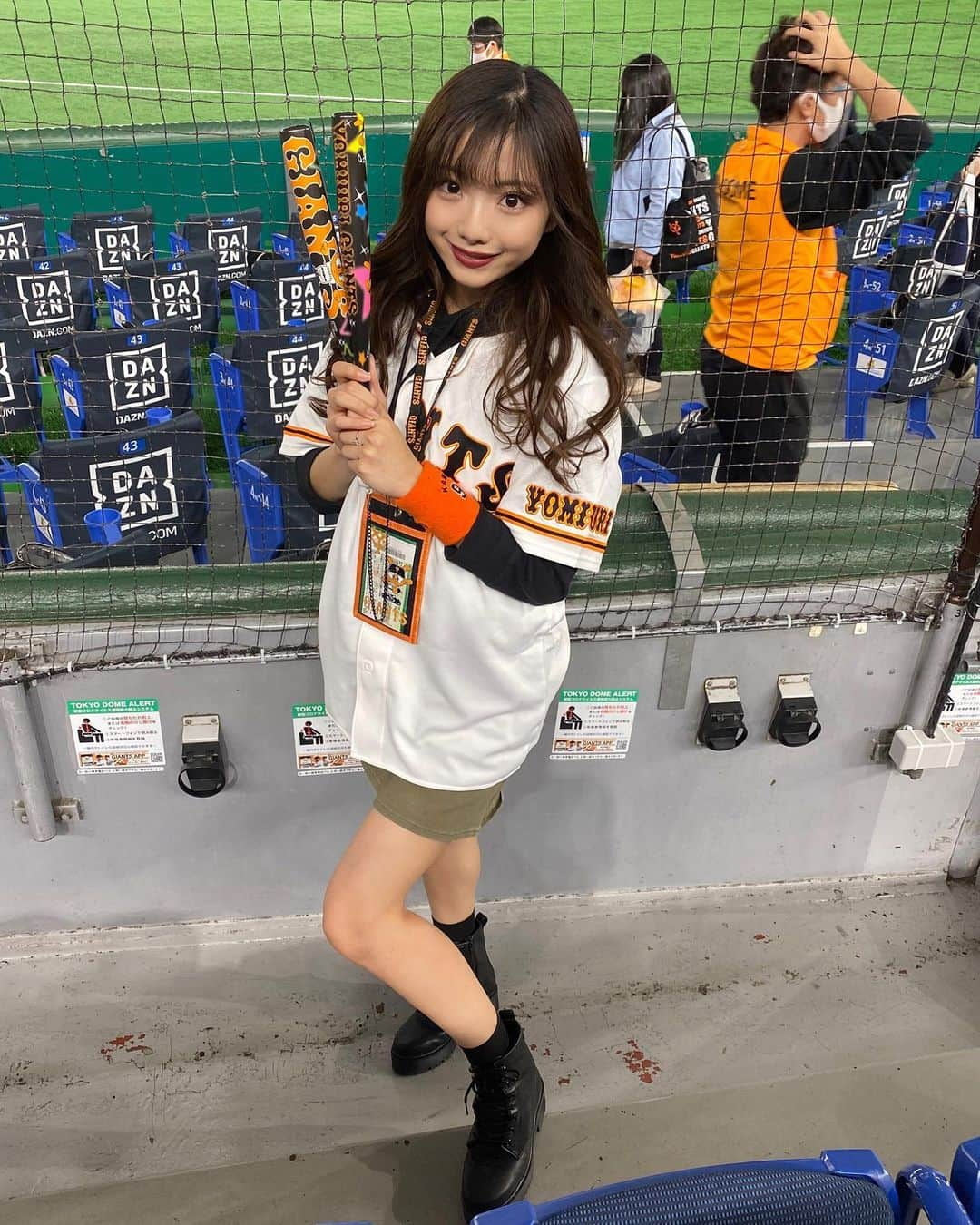 山下みちるさんのインスタグラム写真 - (山下みちるInstagram)「・ お久しぶりの東京ドーム🐰🧡 野球でエネルギーチャージしてきました⚡️ この時期にしか出来ない ユニフォームとパーカーのコーデが好き😻  投票も残り６回と当日票(11月3日)のみ❣️ ぜひみなさんのお力を貸してください🥺💓 プロフィール欄にあるURLから 今日も投票で応援よろしくお願いします🥰🌹  〇Twitterでの固定ツイートのリツイート 〇mystaでの応援 もして頂けると嬉しいです🙏🏼♥️ ・ #明学ミスコン2020 #ミスコン #ミスコン2020 #明治学院大学 #野球 #みちるにポチる #みちるの好きなものシリーズ #野球観戦 #プロ野球 #読売ジャイアンツ #読売巨人軍 #ジャイアンツ #東京ドーム #野球好きな人と繋がりたい #亀井善行 #インスタ野球女子 #ユニフォーム #ユニフォーム女子 #ユニフォームコーデ #baseball #instagood」10月26日 21時07分 - hello_chiruchiru