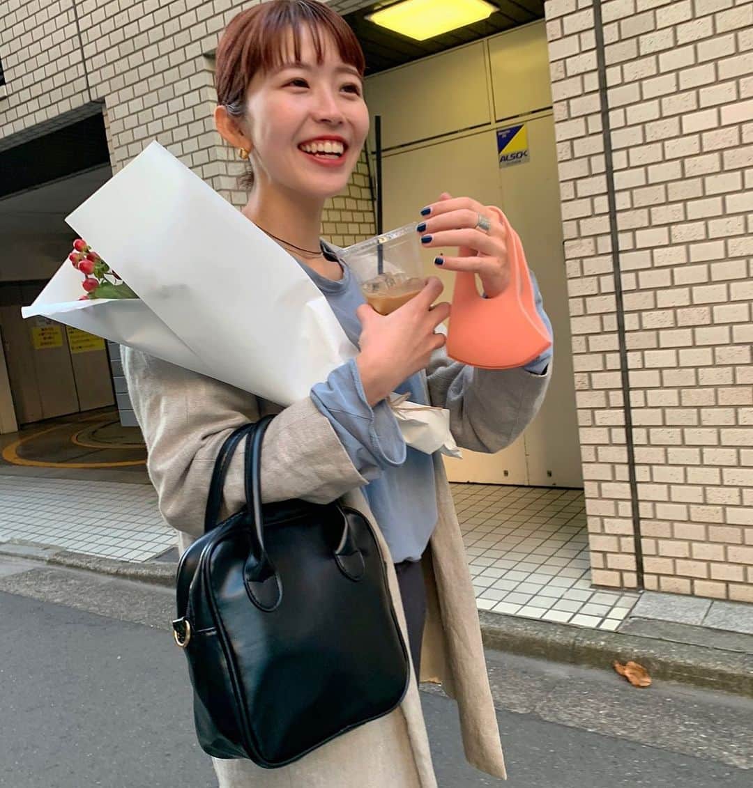 山本 絵里加のインスタグラム：「かわいいお花を小さな花屋さんで見つけたの〜お名前忘れました。秋っぽいでしょ🌾 笑うとだいぶon mayu👧👧 #puu_fashion」