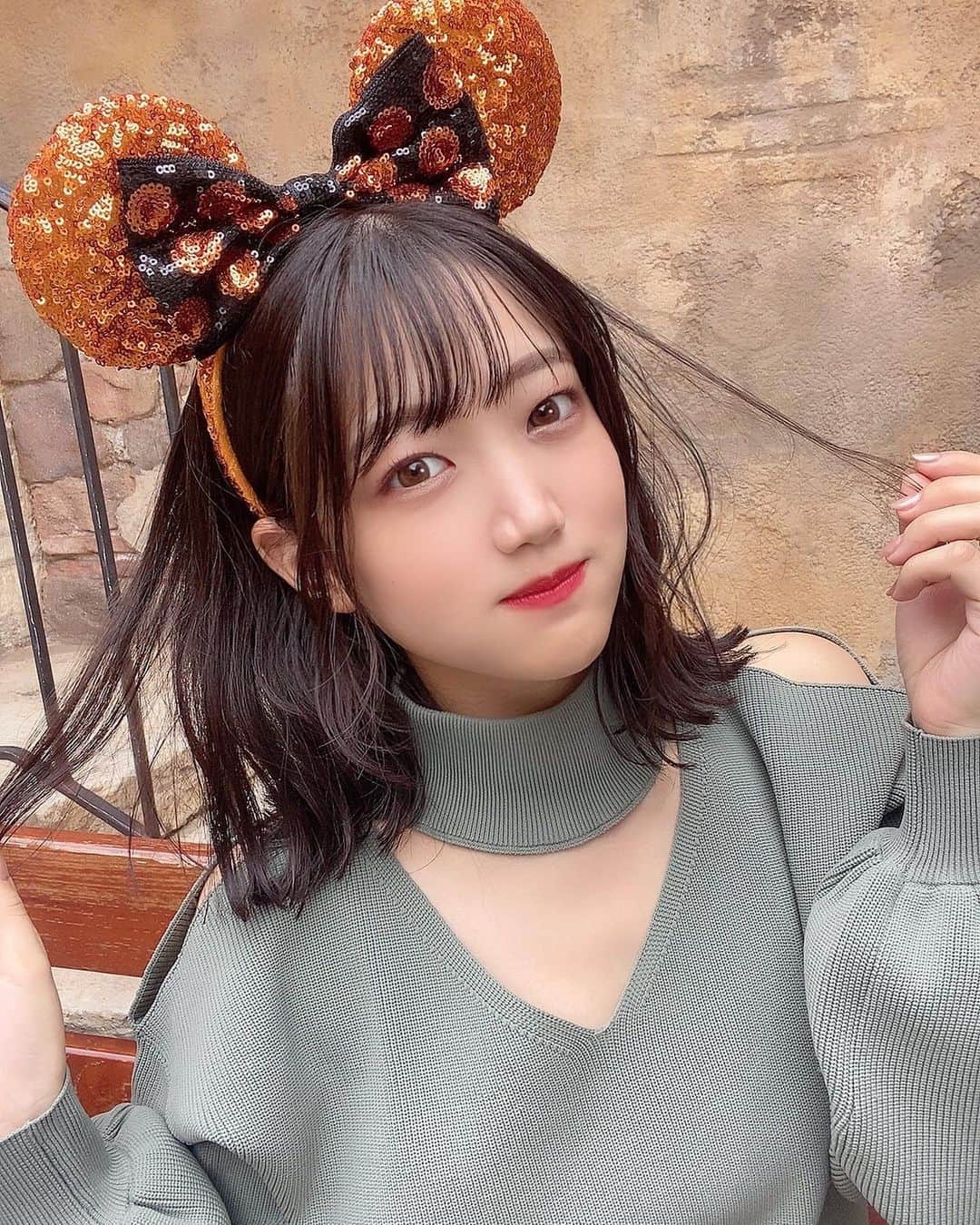 鈴木志歩のインスタグラム：「. 髪の毛短くなったのだいぶ馴染んできた💗 . もっとヘアアレンジ出来るようになりたい〜🥺 . . SHIMA GINZA ANNEXの @arimayurina さん 可愛くして下さってありがとうございました💗 . . #tokyodisneysea #disneysea #tds #disney #tokyo #얼짱 #얼스타그램 #모델 #오오티디 #데일리룩 #페션 #페션스타그램 #오늘의훈녀」