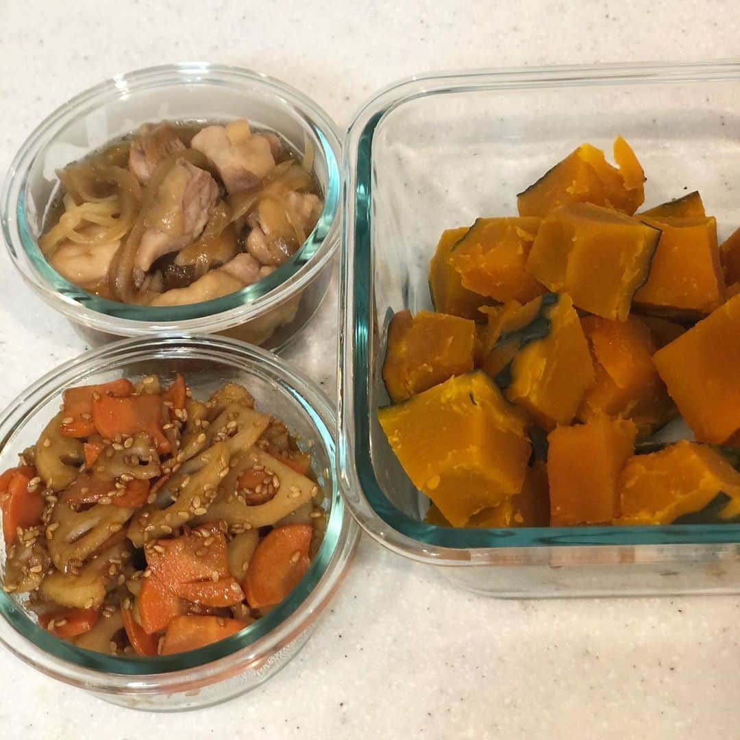 山口もえのインスタグラム：「お弁当の作りおき🍱 蓮根とニンジンのきんぴら カボチャの煮物 あとは・・・ 親子丼の卵なし。笑 明朝、もう一度火にかけ卵をとじて親子丼にする予定だよ🍳  #長女#中学生#お弁当記録  #今朝は仕事で朝早かったから #手抜きレトルトカレー弁当 #ごめんちょ #だから #仕込んでみました #長女には #どうせインスタ用でしょ？ #と言われたけど…笑 #図星です🤣🤣🤣」