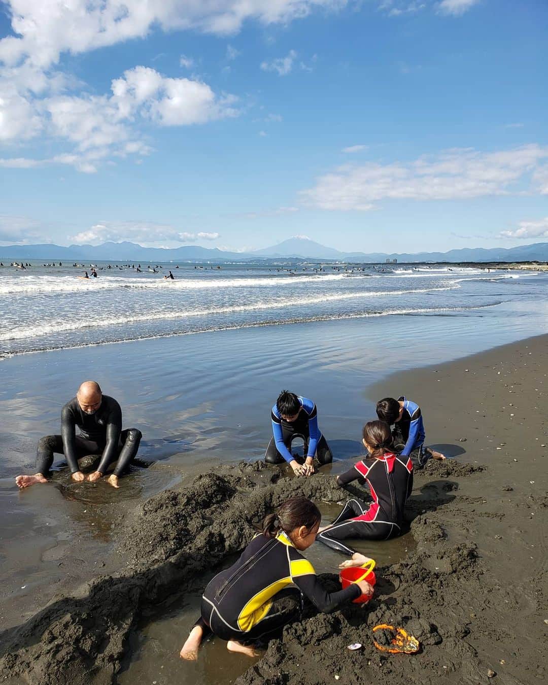 佐藤純さんのインスタグラム写真 - (佐藤純Instagram)「久々のサーフィン&ボディーボード🏄  後半はみんなで砂遊び‼️  8枚目は、走り幅跳び。  小学生に紛れてひとり大人🏃(私です)  全然飛べてない💦  遠くに富士山も見えたよ～🗻  最高のサーフィン日和でした😉  #サーフィン #親子 #兄妹 #砂遊び #ママ #ママモデル #モデル #mama #mamamodel #model」10月26日 21時10分 - junsatoidea